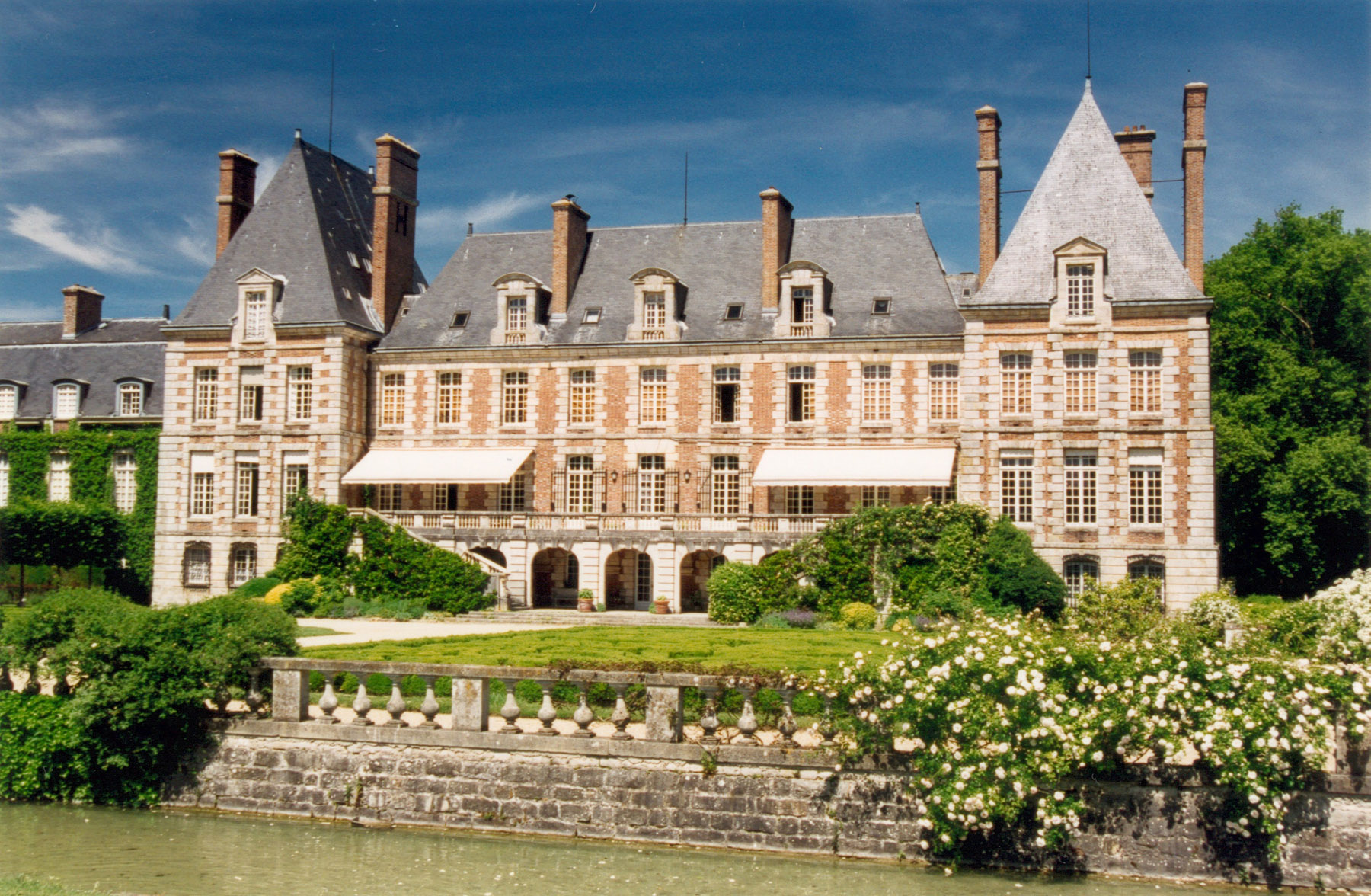 File:Courances chateau cote jardin 01.jpg - Wikimedia Commons