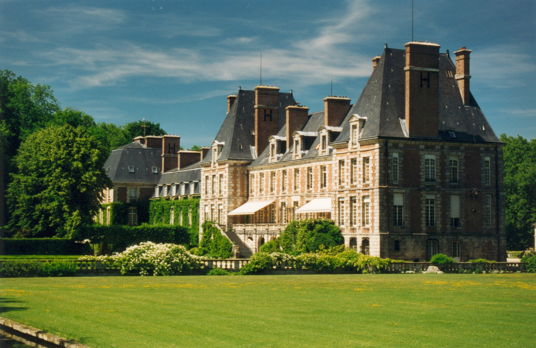 File:Courances chateau cote jardin 02.jpg - Wikimedia Commons