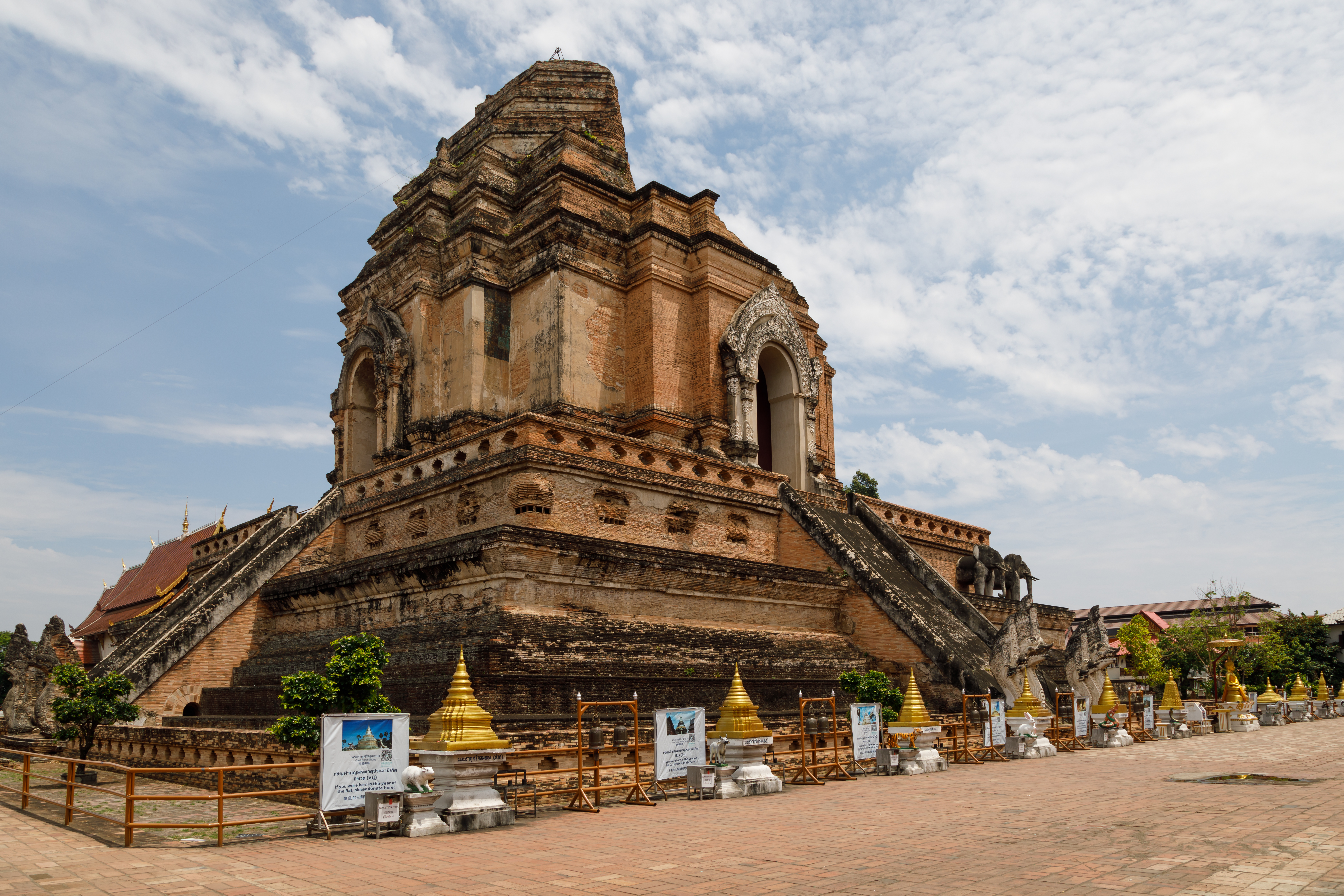 File:Chiang-Mai Thailand Wat-Chedi-Luang-stupa-01.jpg - Wikimedia ...