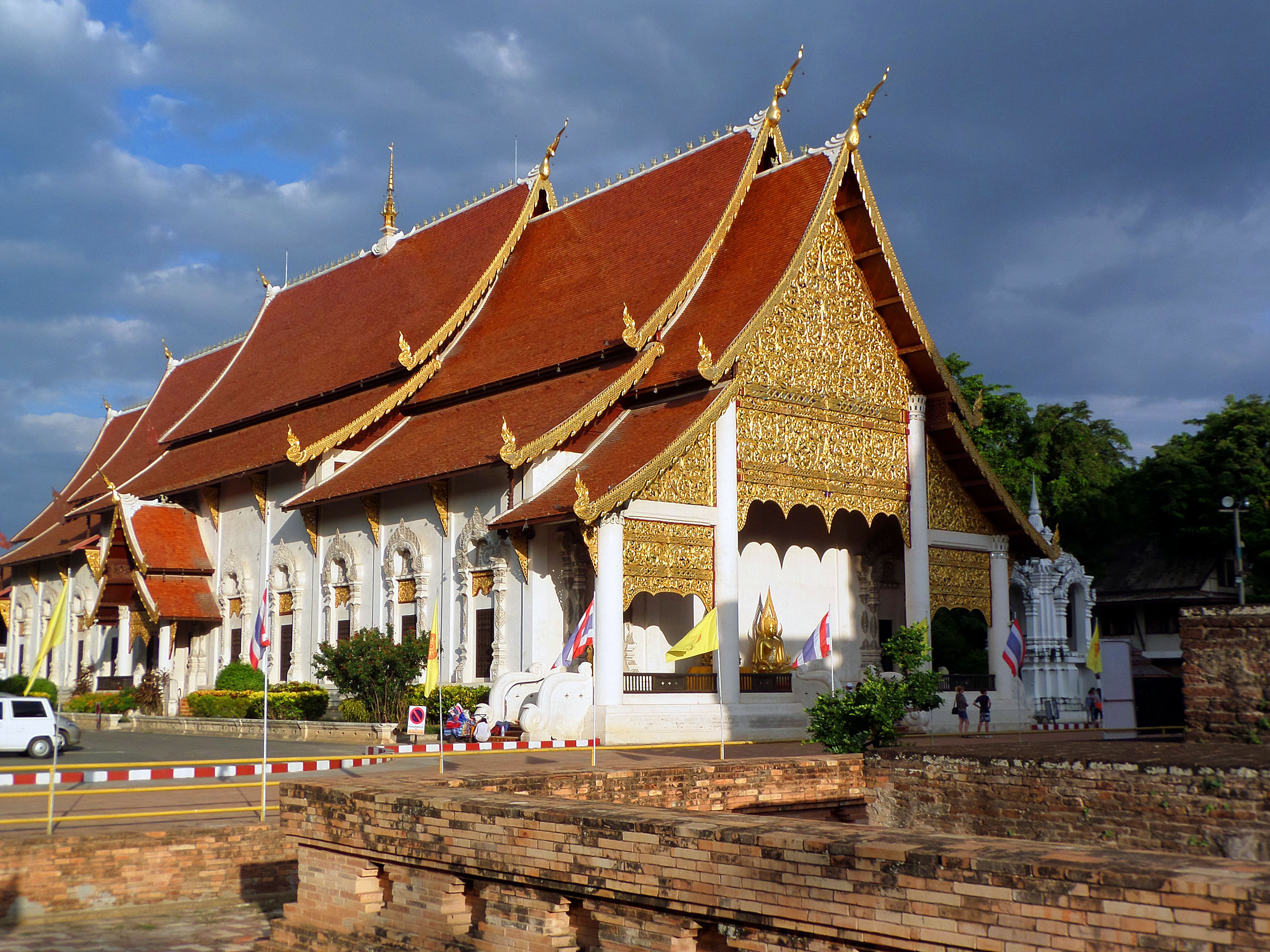 Chedi luang  temple photo