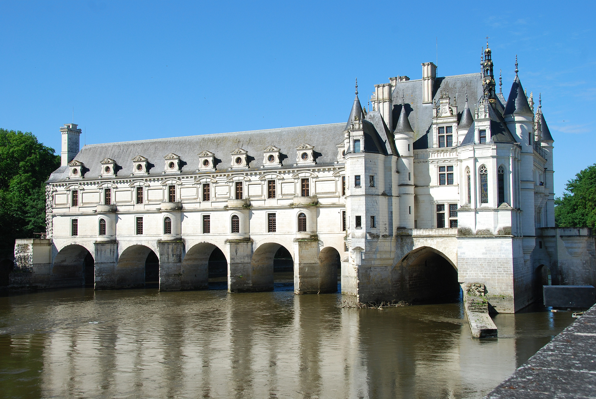 Great Castles - Legends - Chenononceau - The Ghosts of Catherine and ...