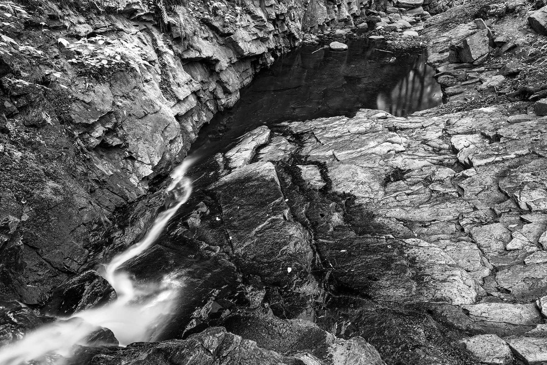 Chesterfield gorge stream - black & white hdr photo