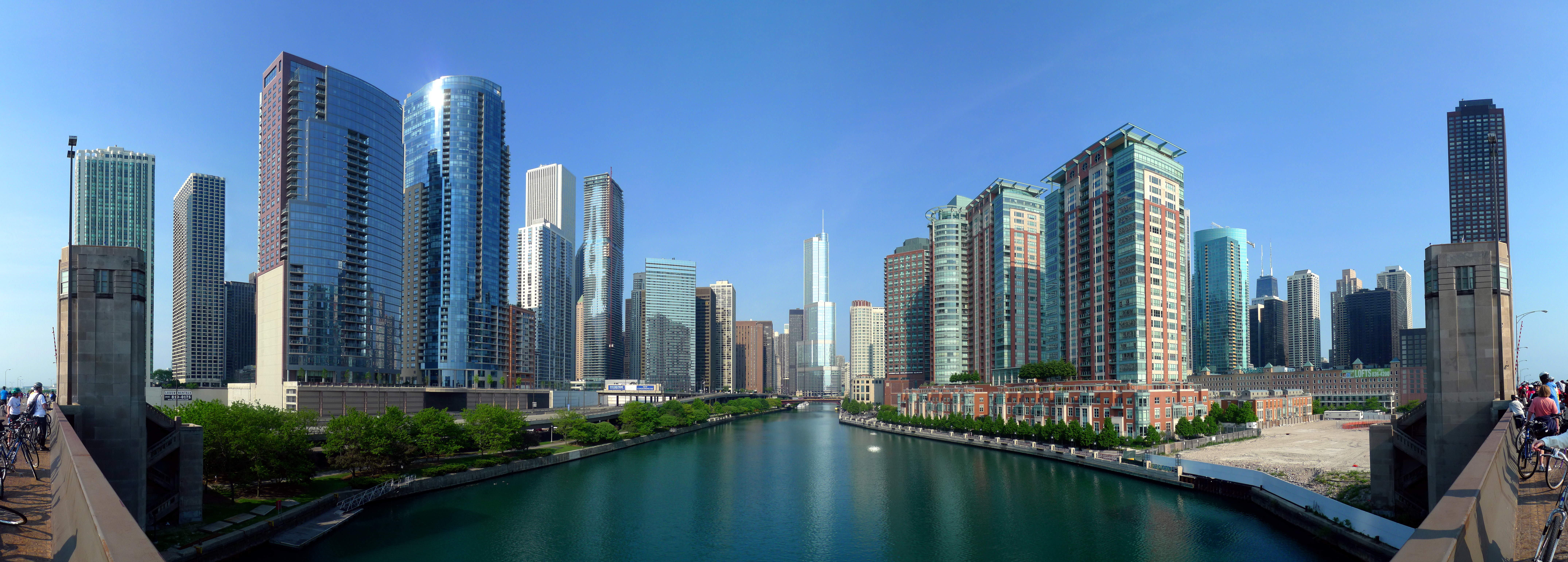 File:20090524 Buildings along Chicago River line the south border of ...