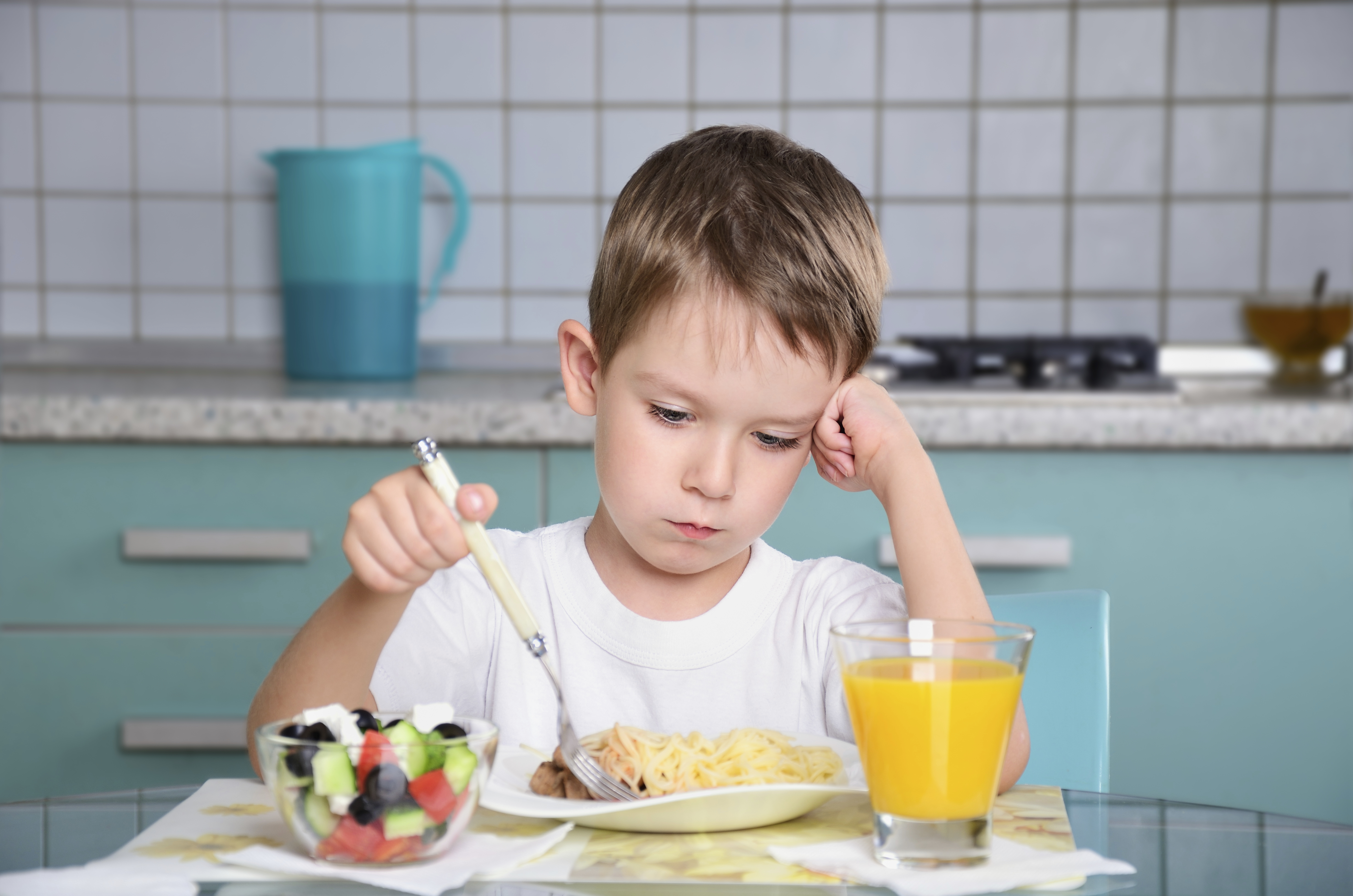 Запрещенные продукты детям. Завтрак школьника. Ребенок завтракает. Питание для детей школьного возраста завтрак. Школьник завтракает.