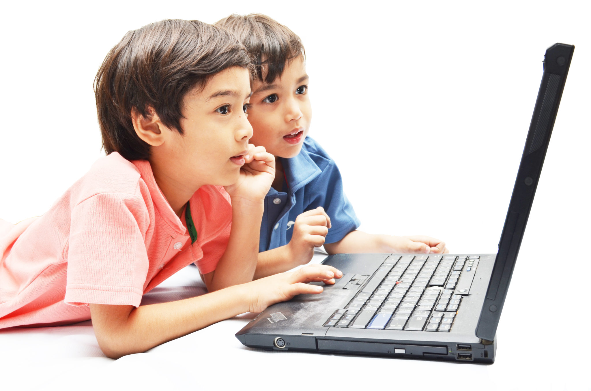 Ребенок переписывается. Компьютер для детей. Ребенок за компьютером. Дошкольник и компьютер. Компьютер для школьника.