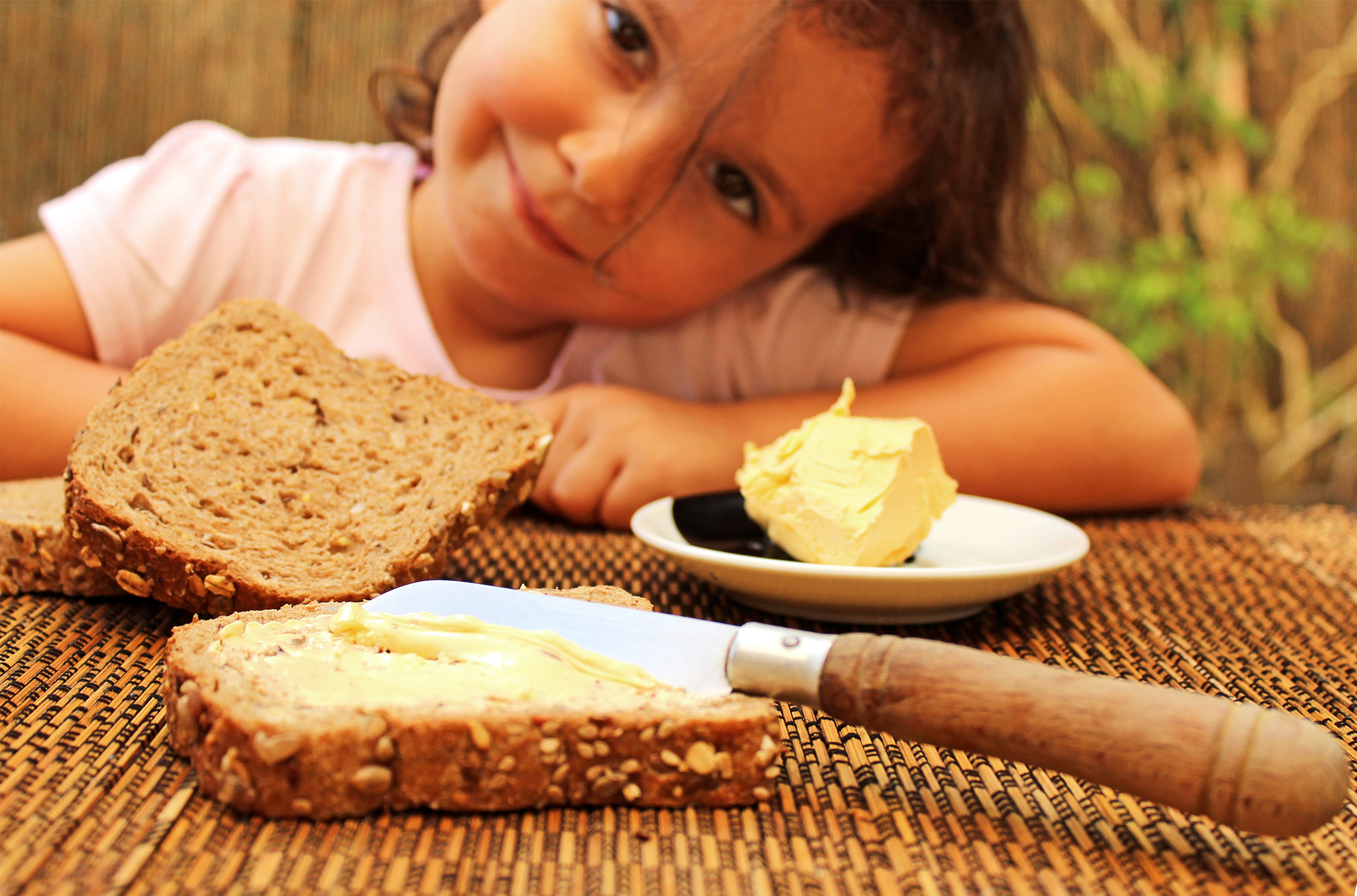 Употребление детьми готовых домашних блюд предоставленных родителями. Человек ест хлеб. Хлеб для детей. Хлеб с маслом. Девочка с хлебом.