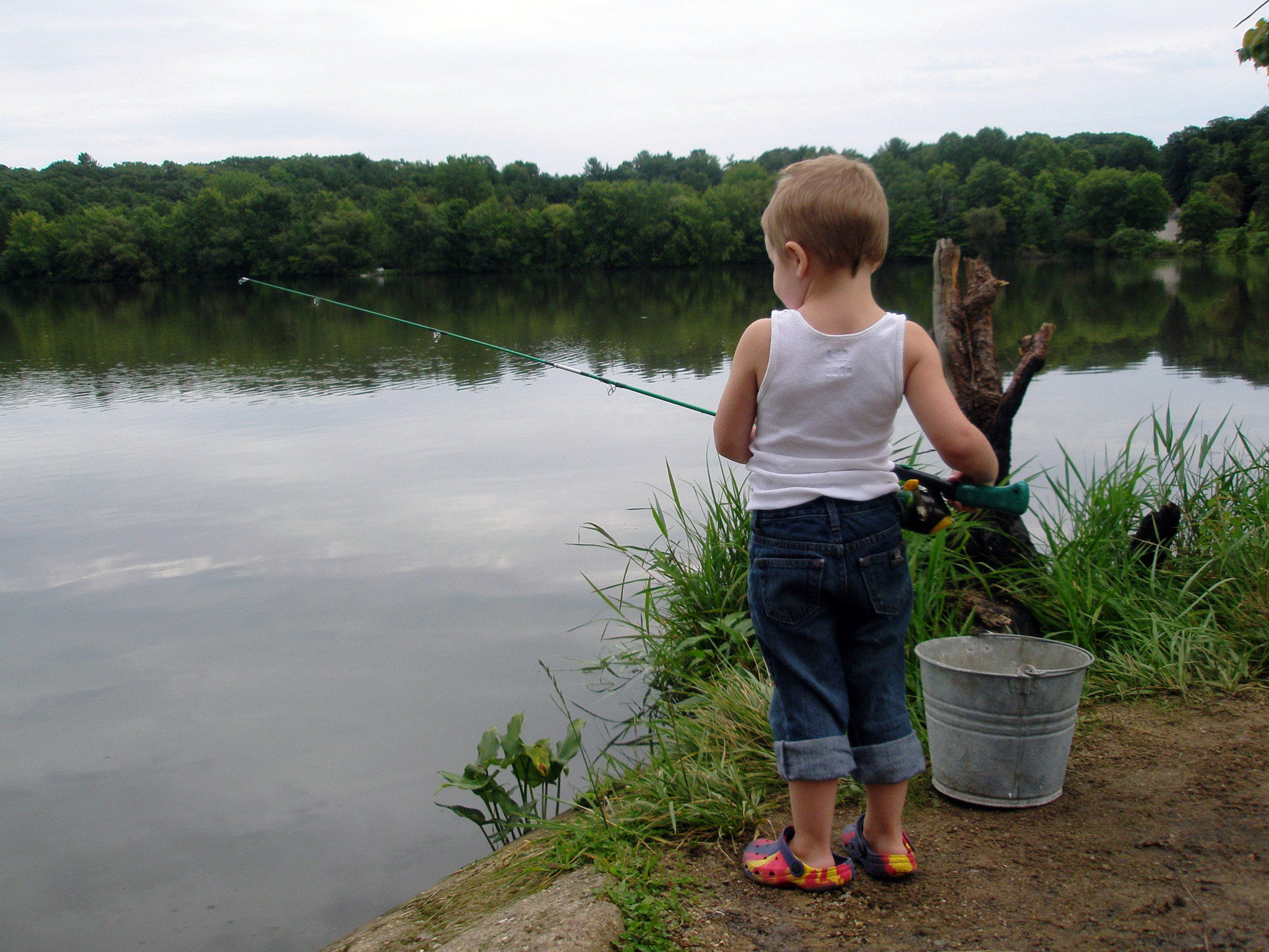 Мальчик ловил рыбу на реке
