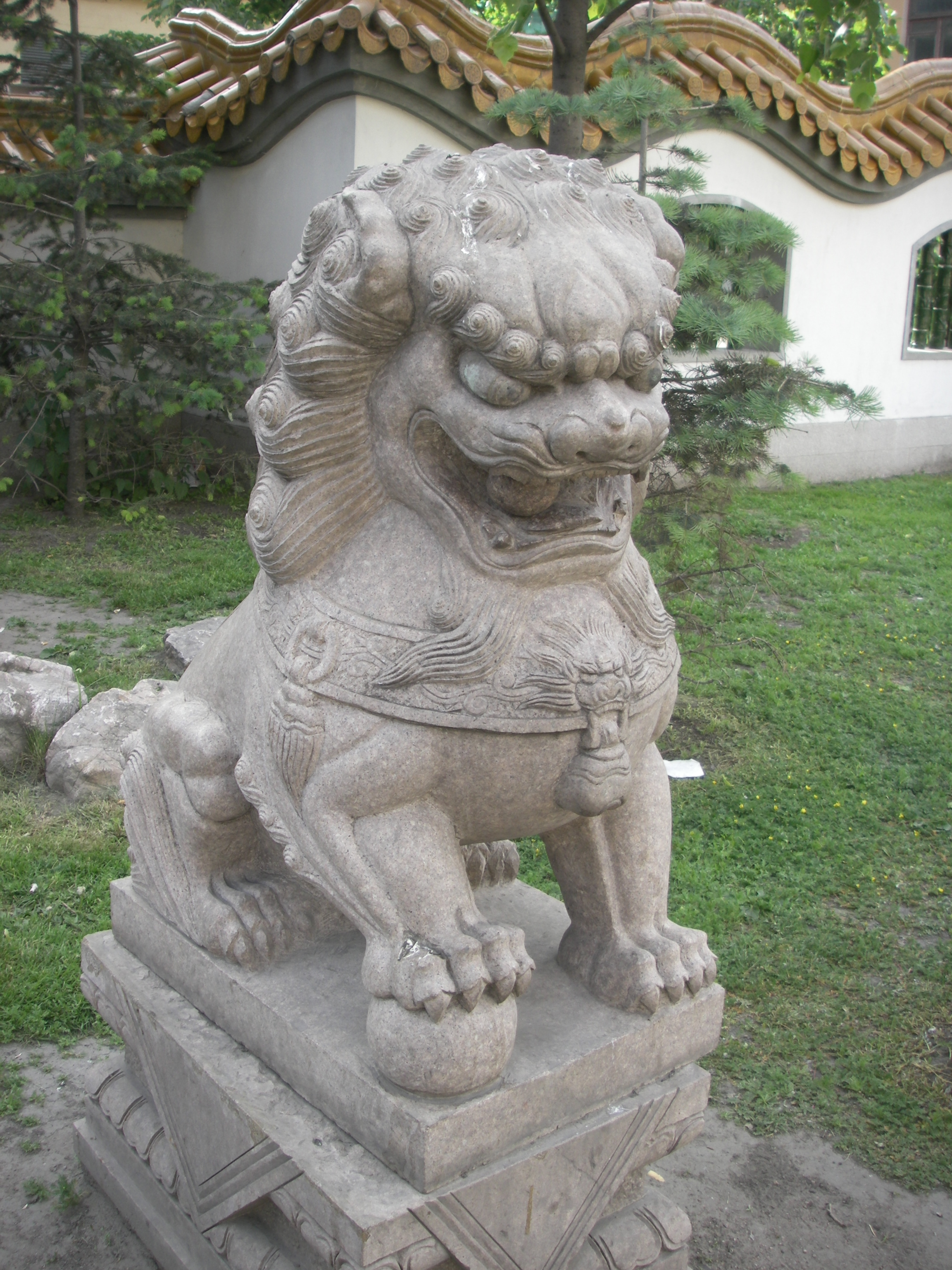 File:Lion statue in chinese park in St. Piterstburg.jpg - Wikimedia ...