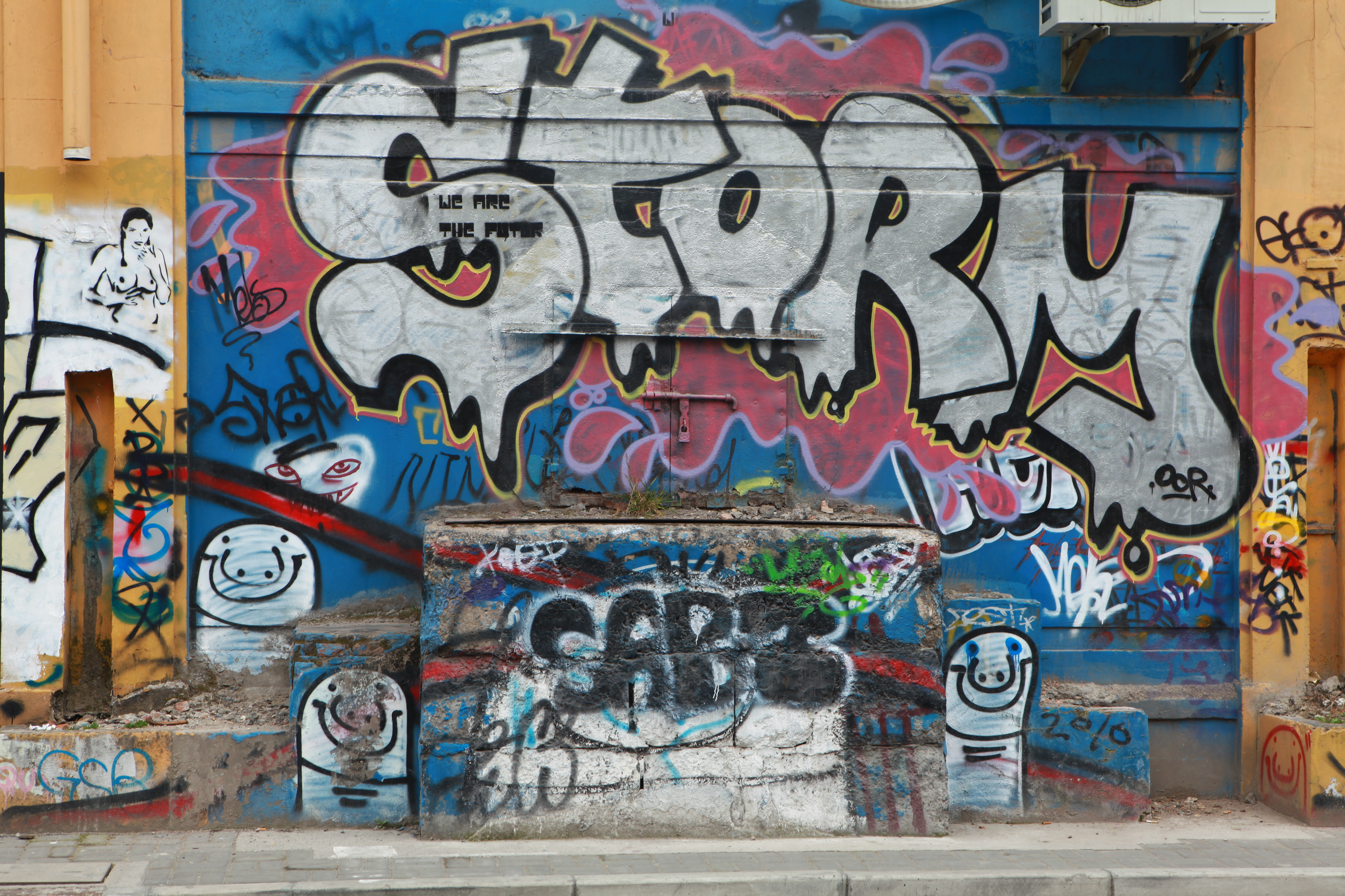 Старая стена с граффити