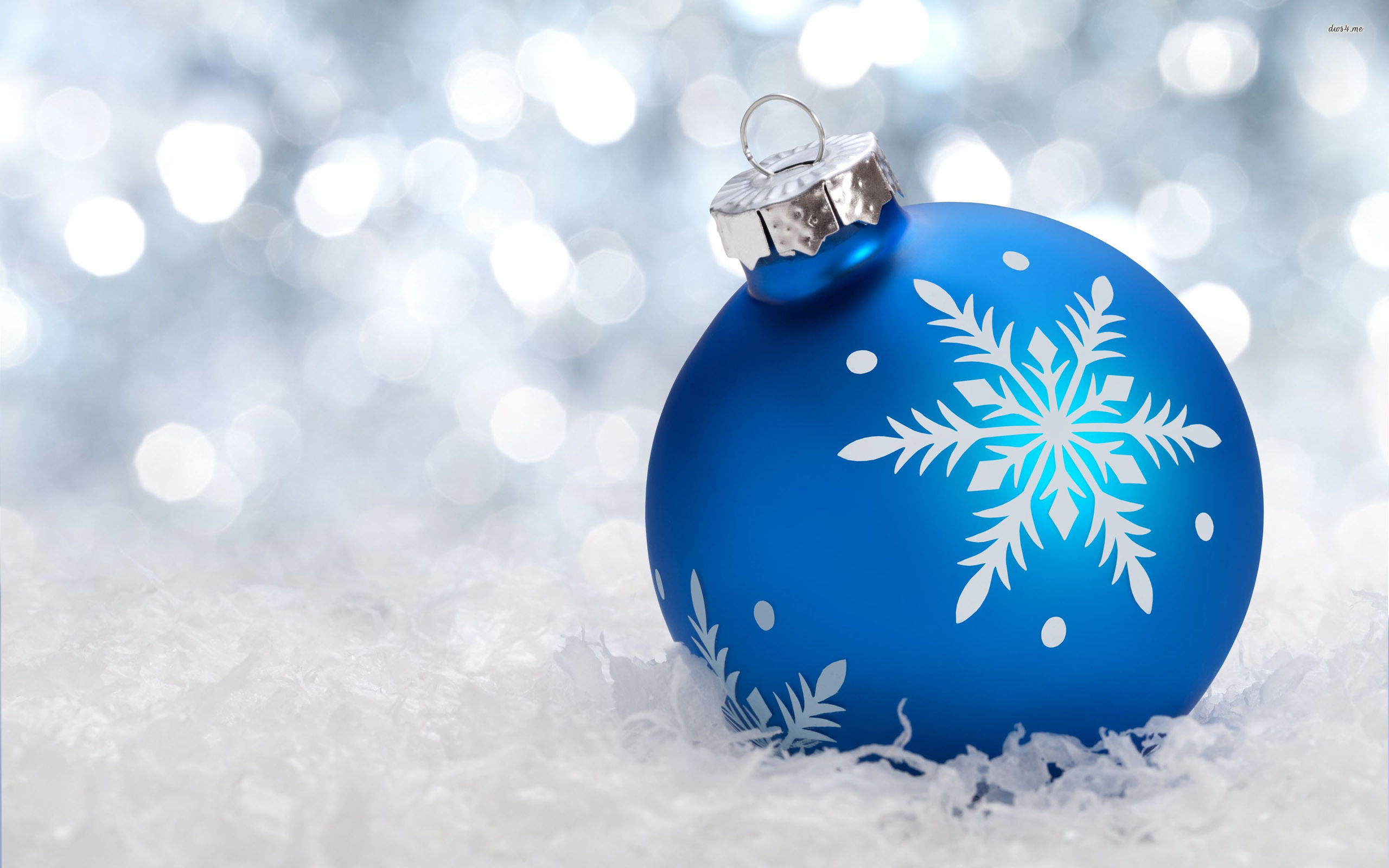 Blue Christmas bauble on snow wallpaper - Holiday wallpapers - #45523