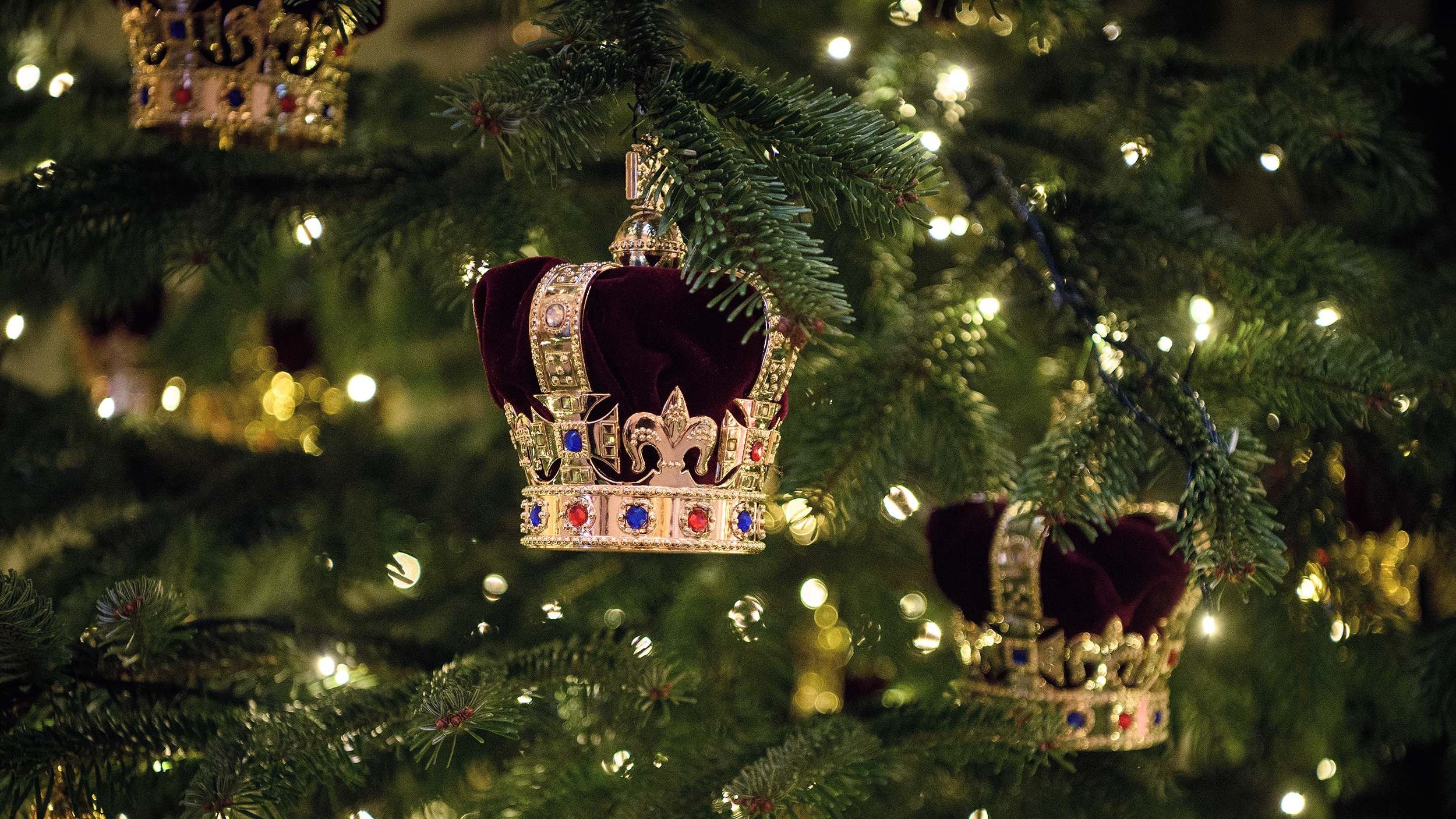 Buckingham Palace debuts its Christmas decorations