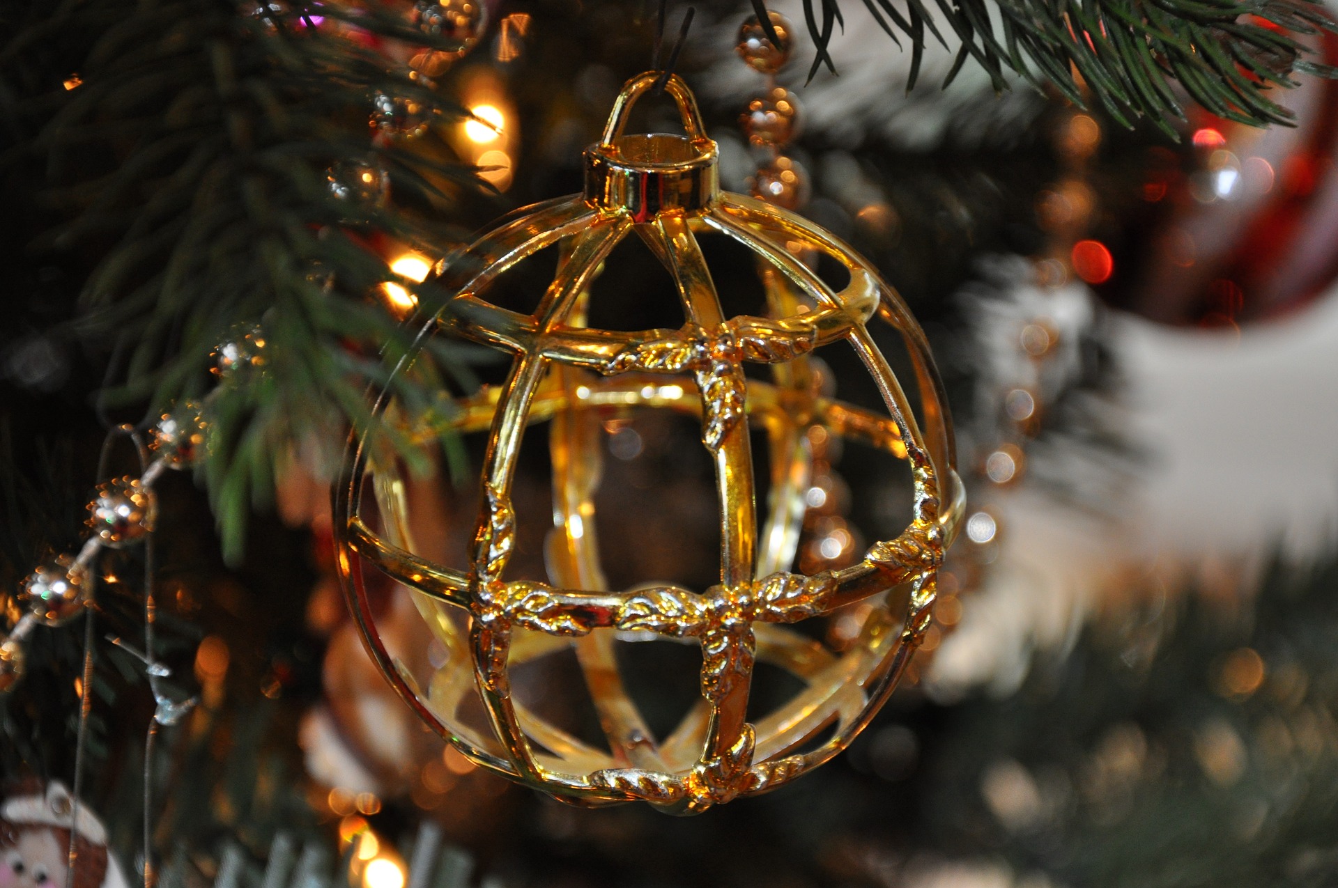 How to Care for Old Christmas Ornaments - Family Tree
