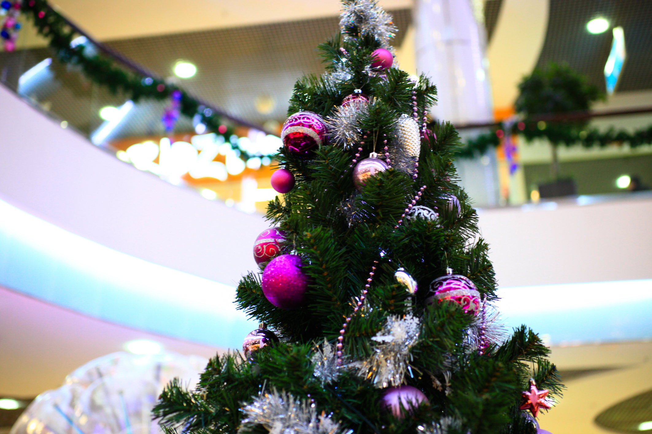 The Benefits of Holiday Decorations for Your Business