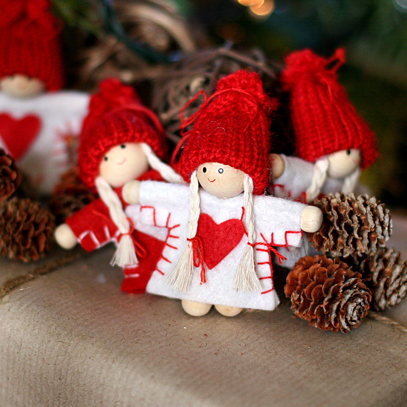 decordots: little felt Christmas dolls