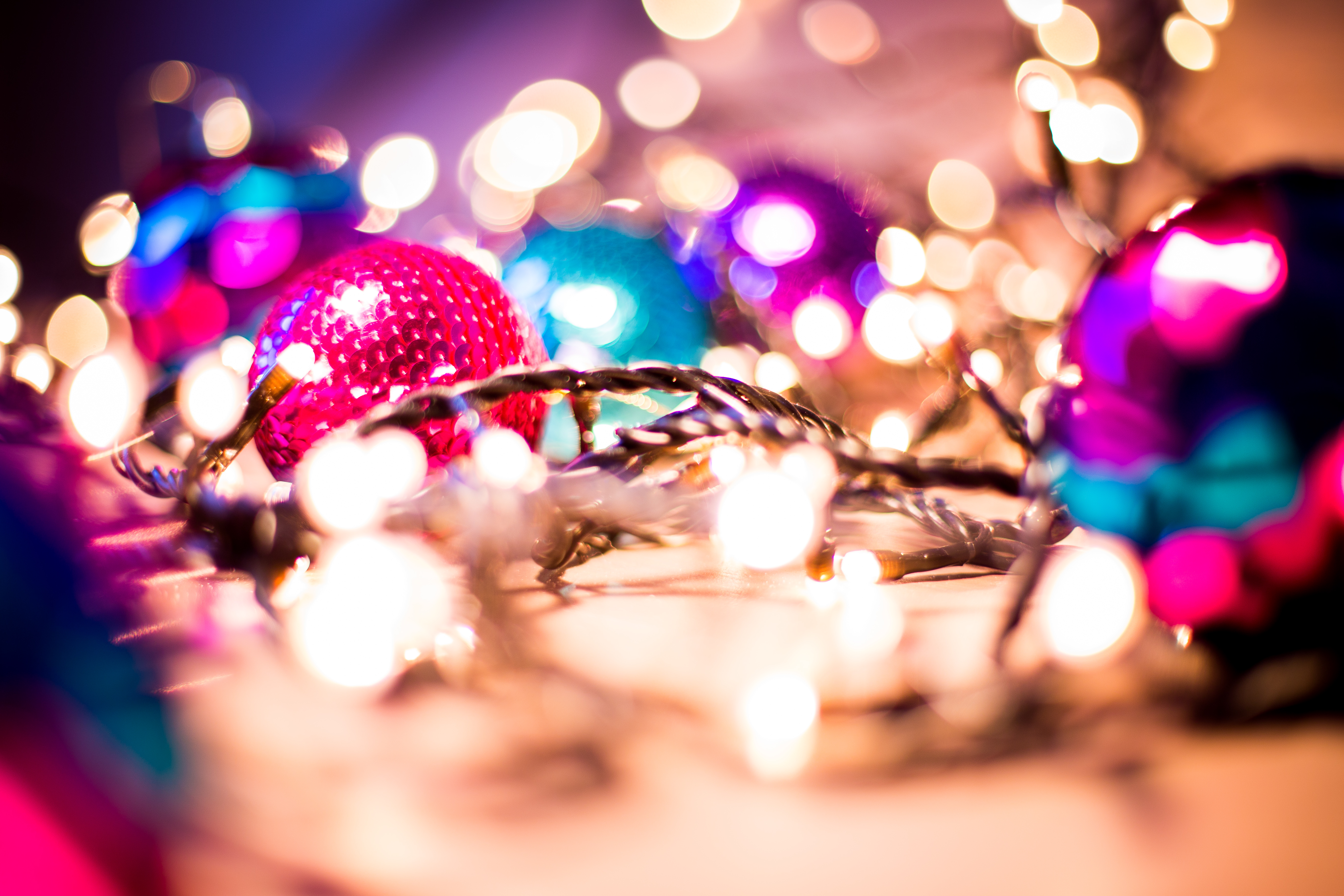 16 Gorgeous Christmas & Holiday Themed Bokeh Wallpapers