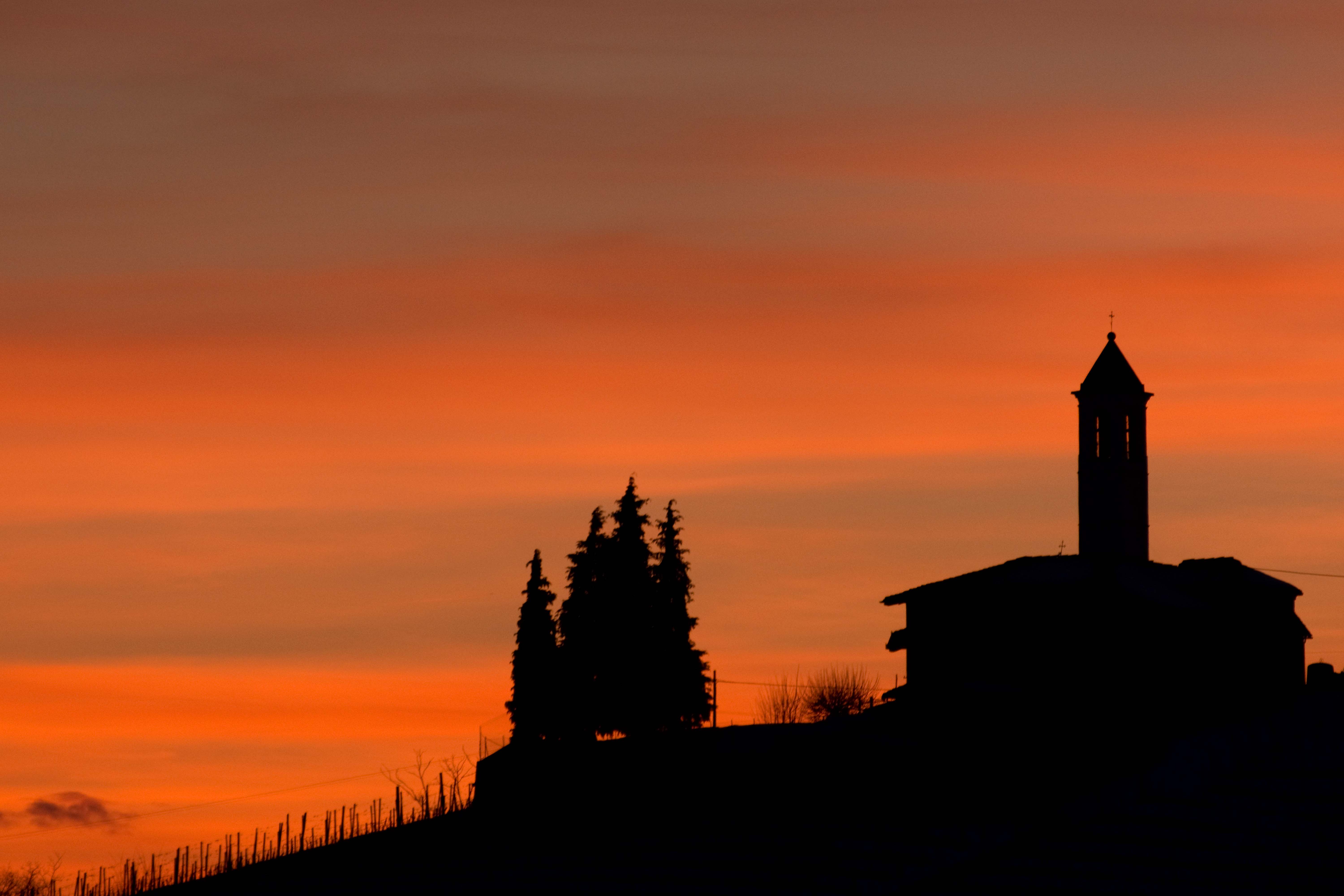 Sunset church Bergera Novello – Living in the Langhe
