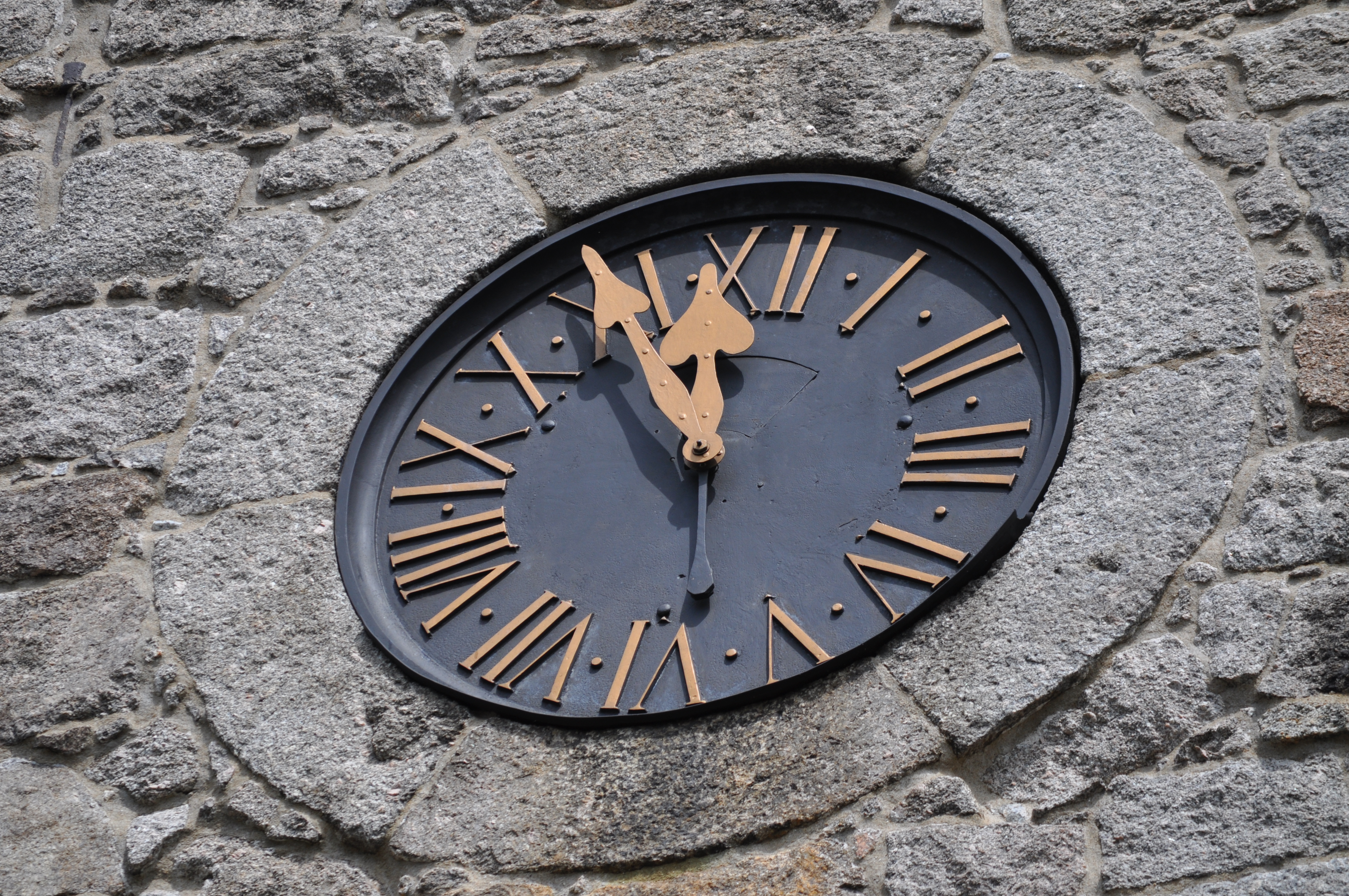 File:Vang Stave Church clock.jpg - Wikimedia Commons