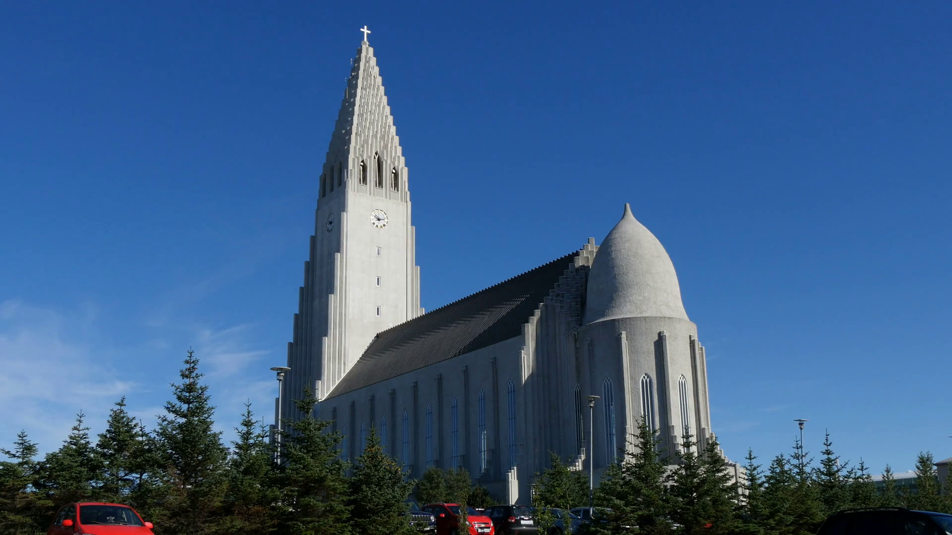 Hallgrímskirkja (church of Hallgrimur), Reykjavik, Iceland, against ...