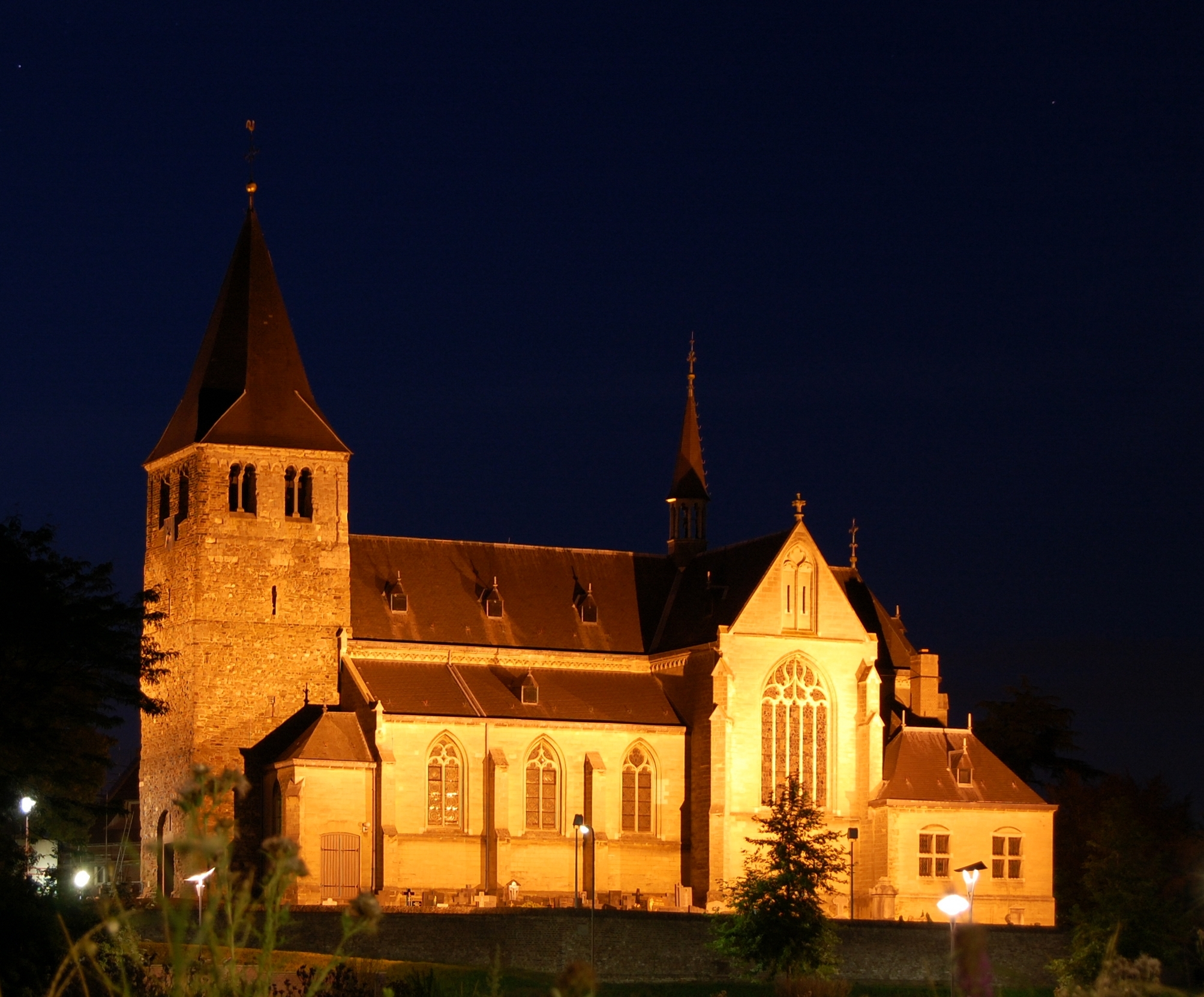 File:Church Heel by night.jpg - Wikimedia Commons