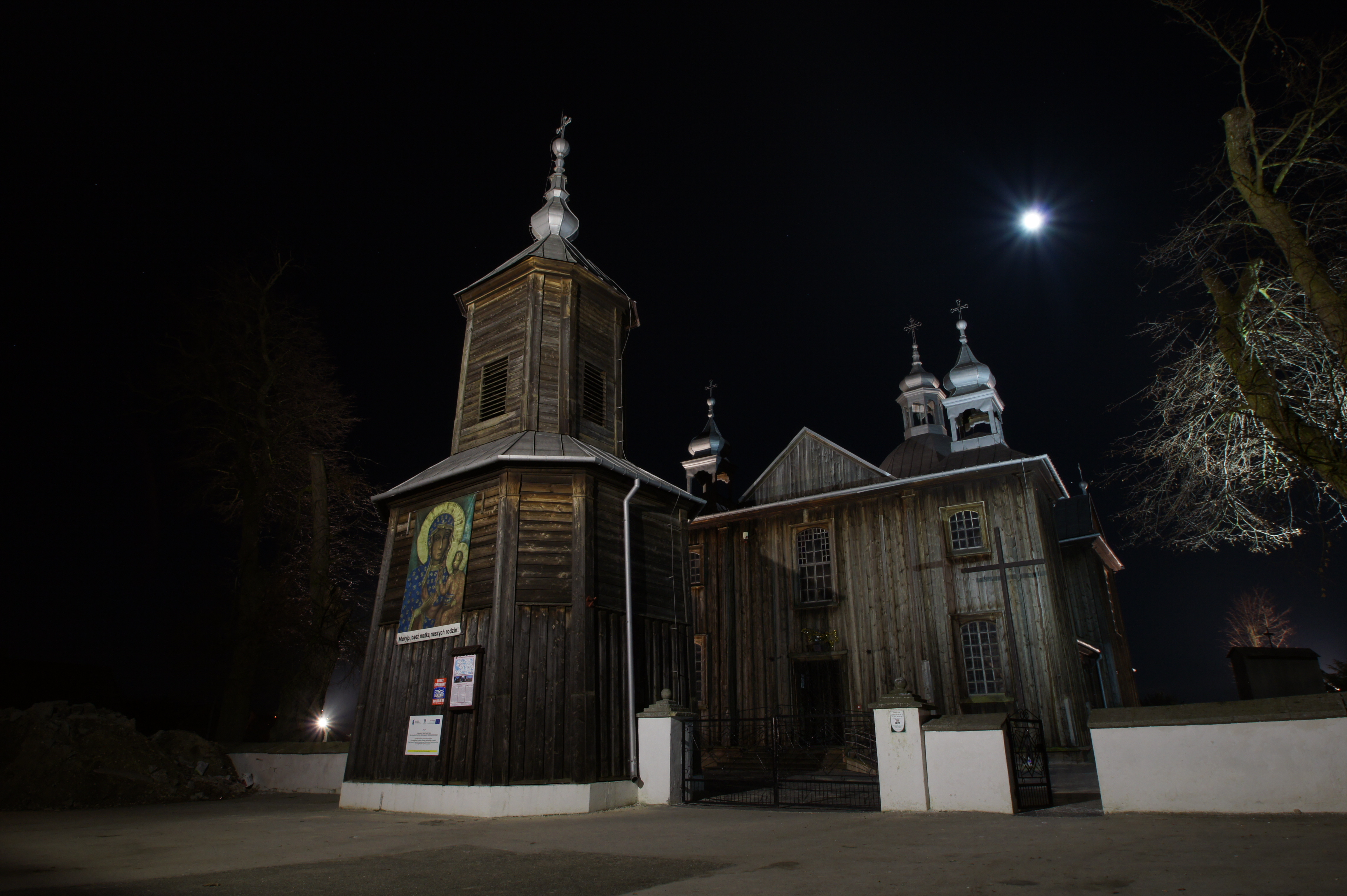 File:Mnichow church in the night.JPG - Wikimedia Commons