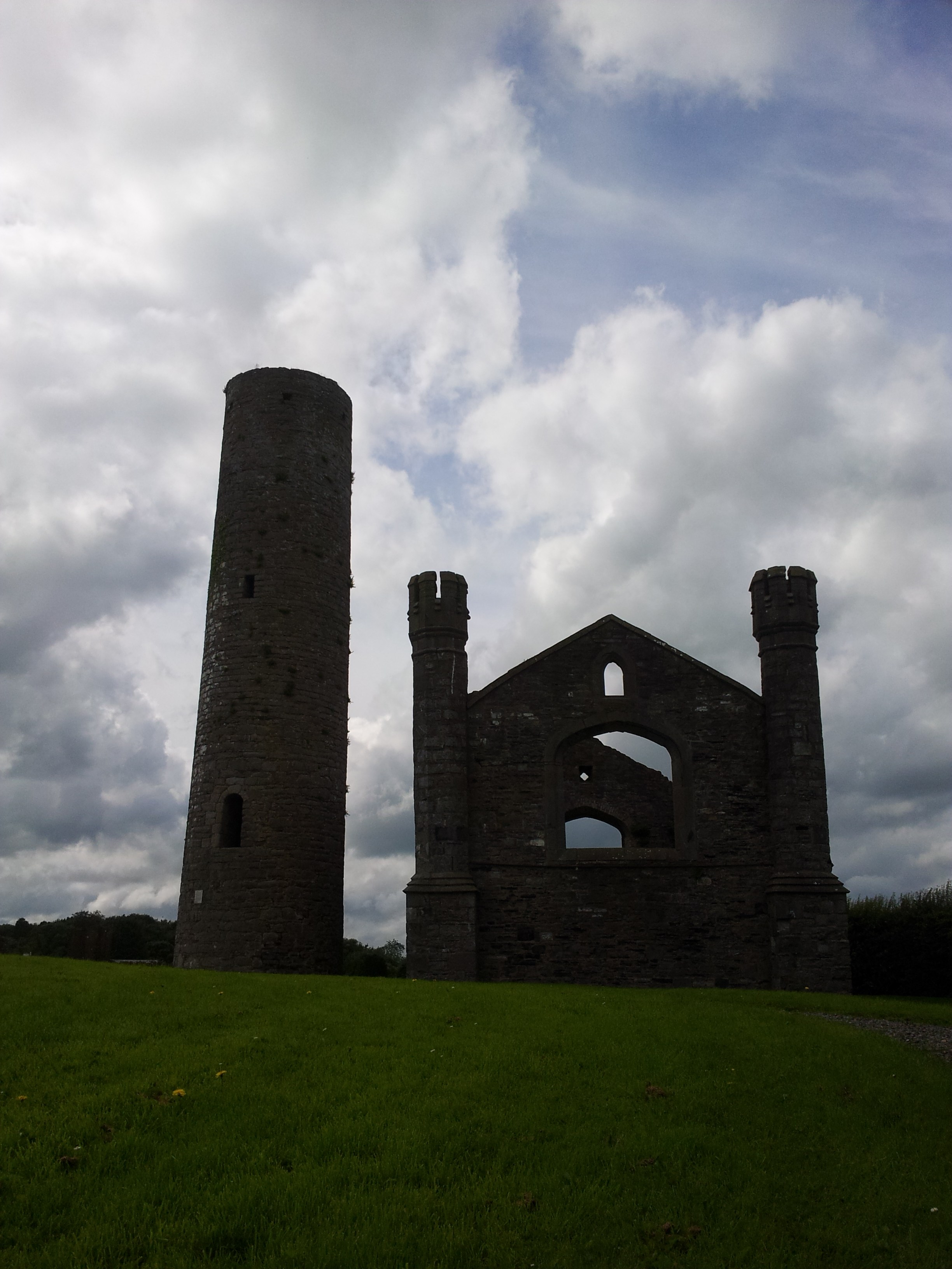 Round tower. Тугрульская башня Ирландия. Круглые башни Ирландии. Килдаре Ирландия. Круглые башни Ирландии панорама.