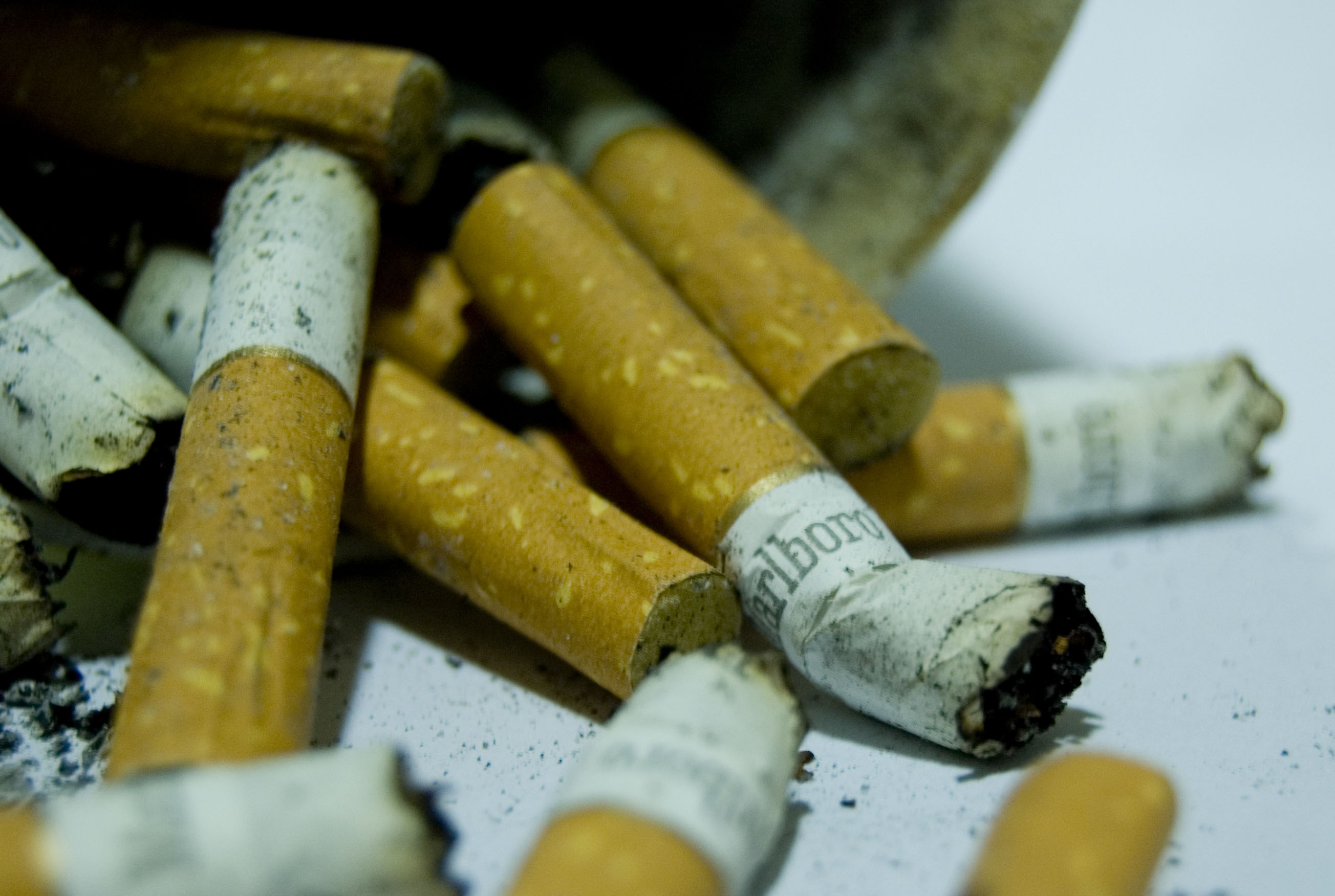 File:Marlboro Cigarettes.jpg - Wikimedia Commons