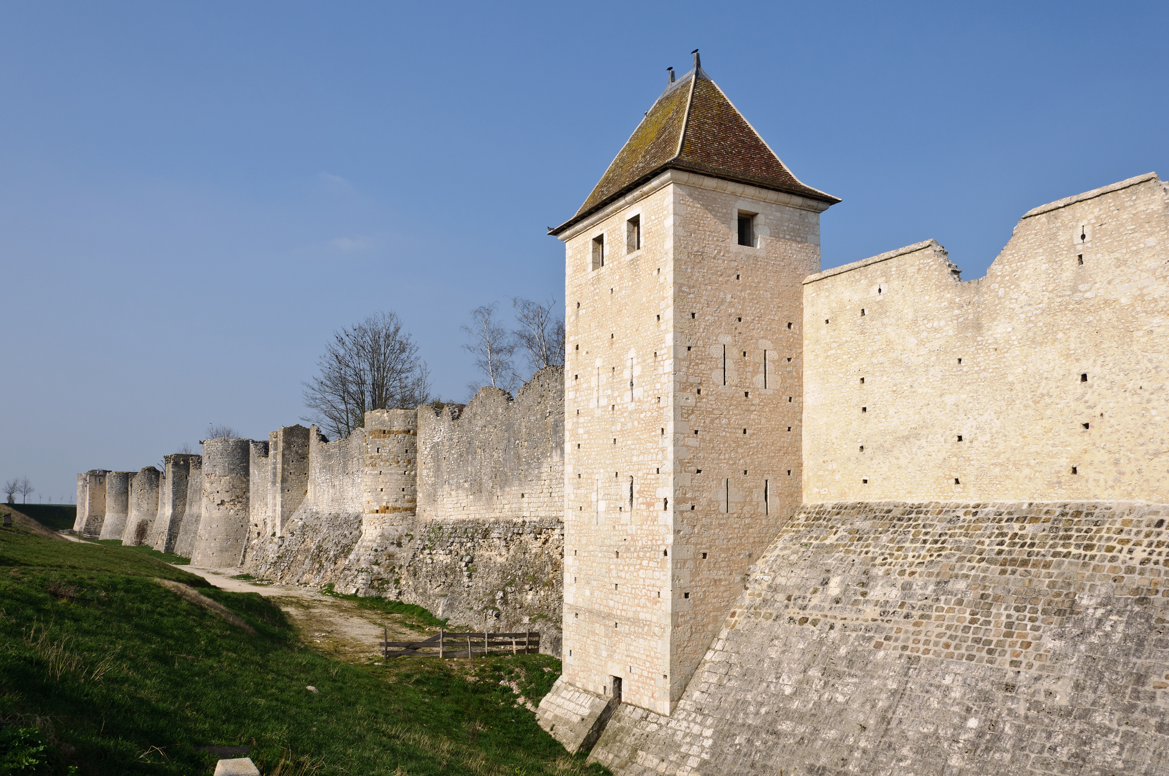 File:City walls Provins.jpg - Wikimedia Commons