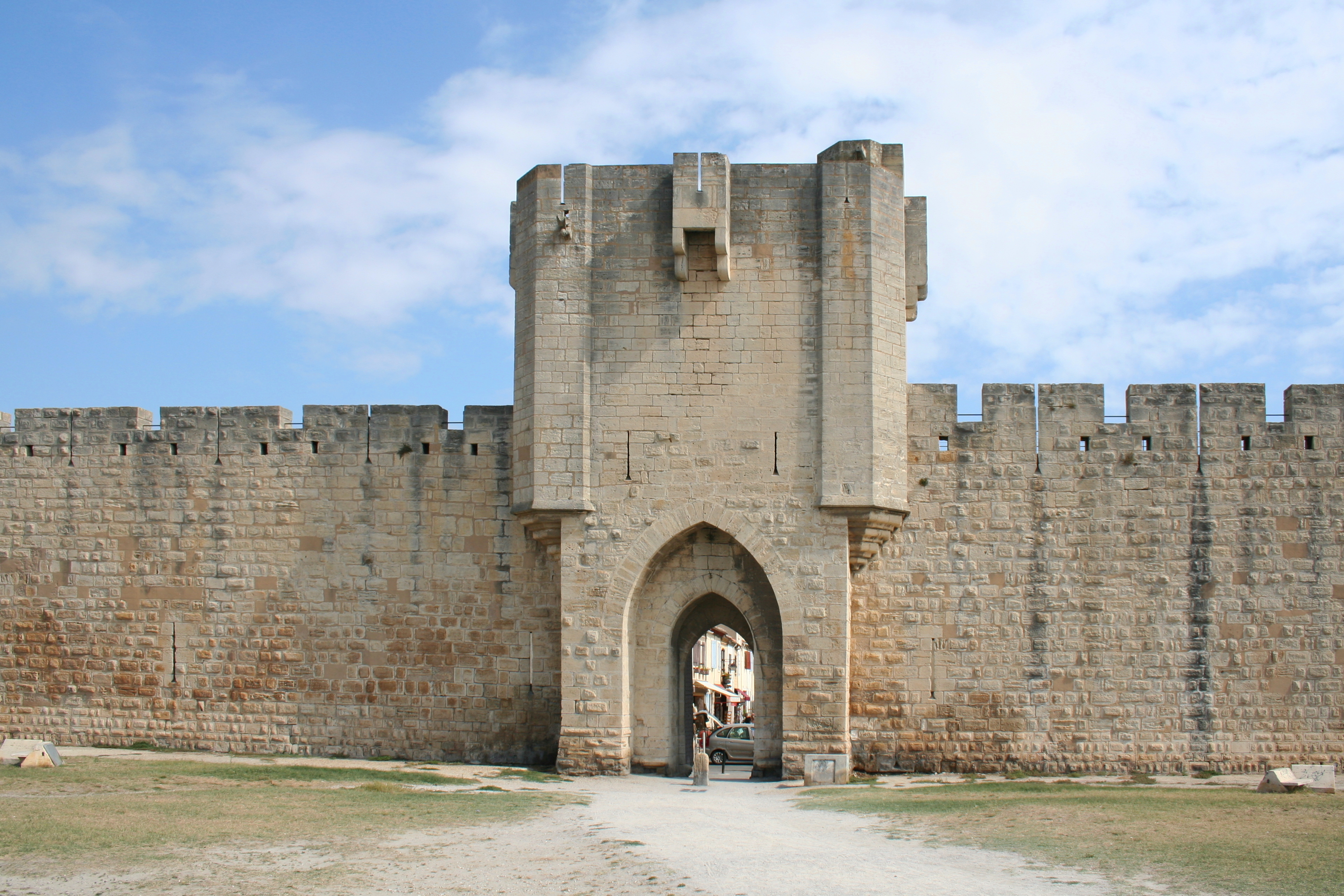 File:Aigues Mortes - City Walls 4.jpg - Wikimedia Commons