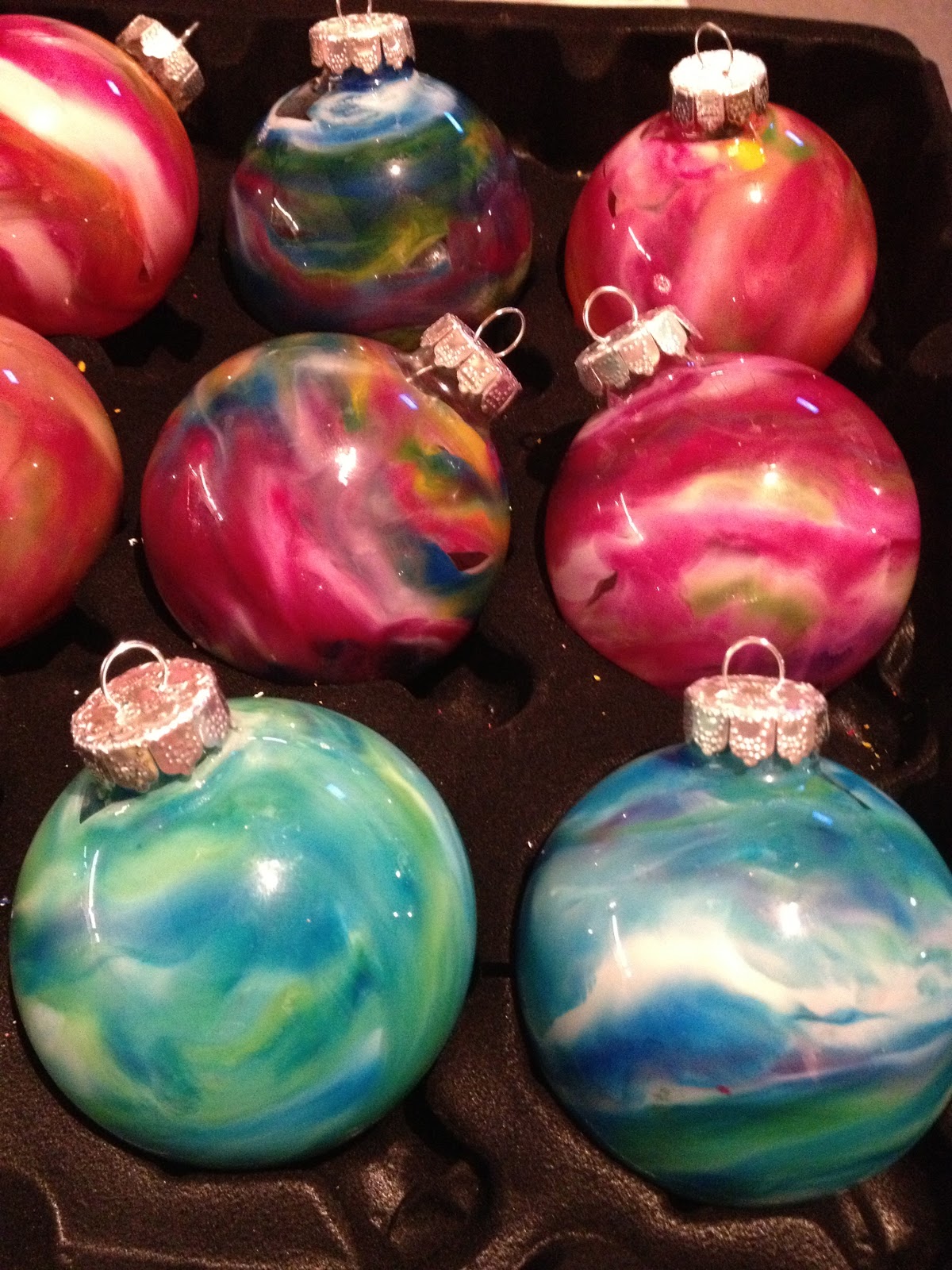 Living, Loving, Laughing, & Creating Everyday: Melted Crayon Ornaments!