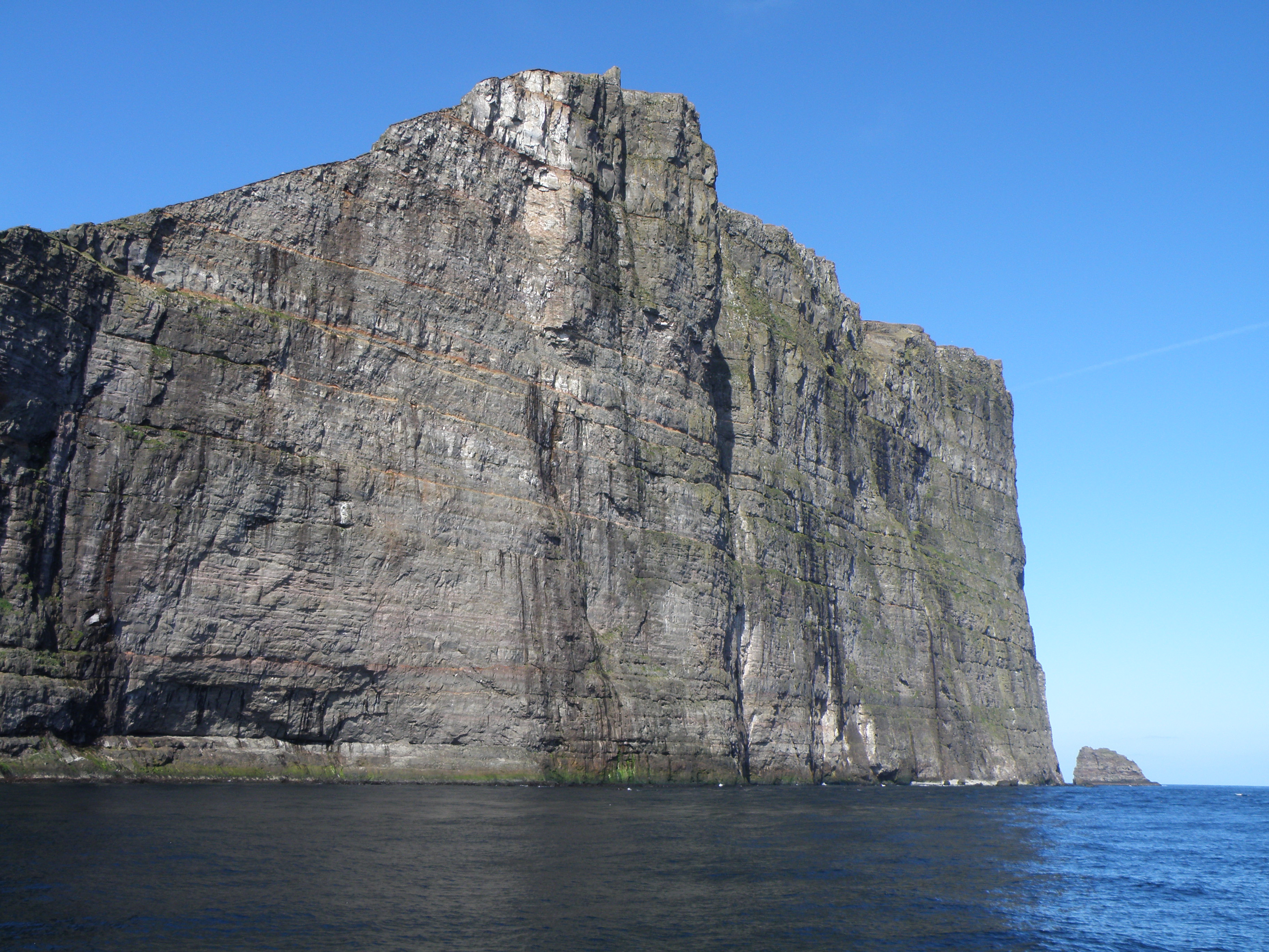 File:Eystfelli a cliff on Fugloy Faroe Islands.JPG - Wikimedia Commons