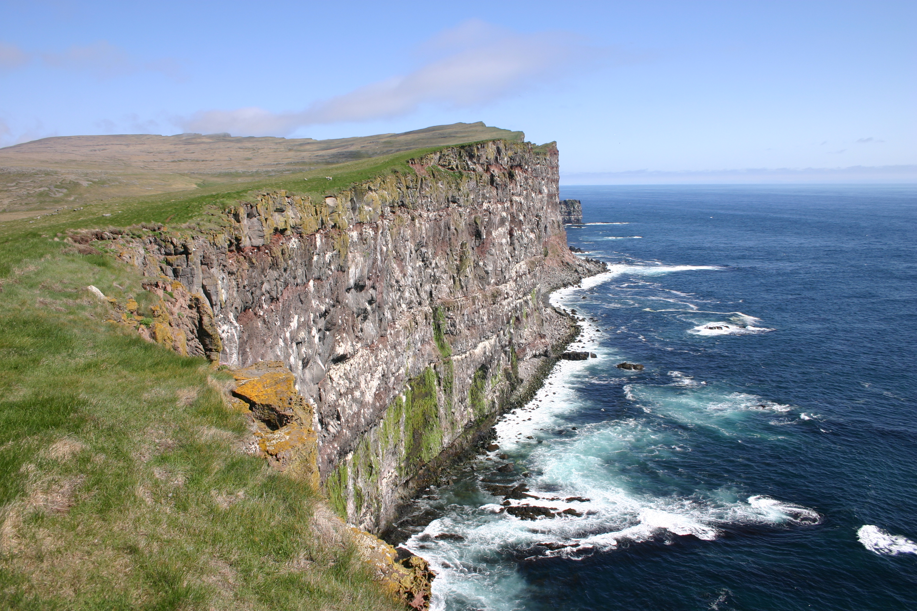 File:Iceland2008-Latrabjarg.cliff.JPG - Wikimedia Commons