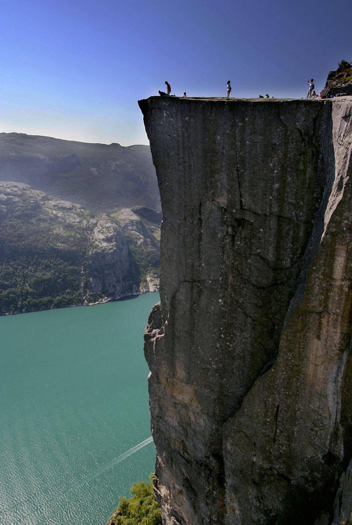 Отвесные обрывы скал. Утес Прекестулен. Норвегия гора Прекестулен. Отвесная скала в Норвегии. Утёс Прекестулен в Норвегии фото.