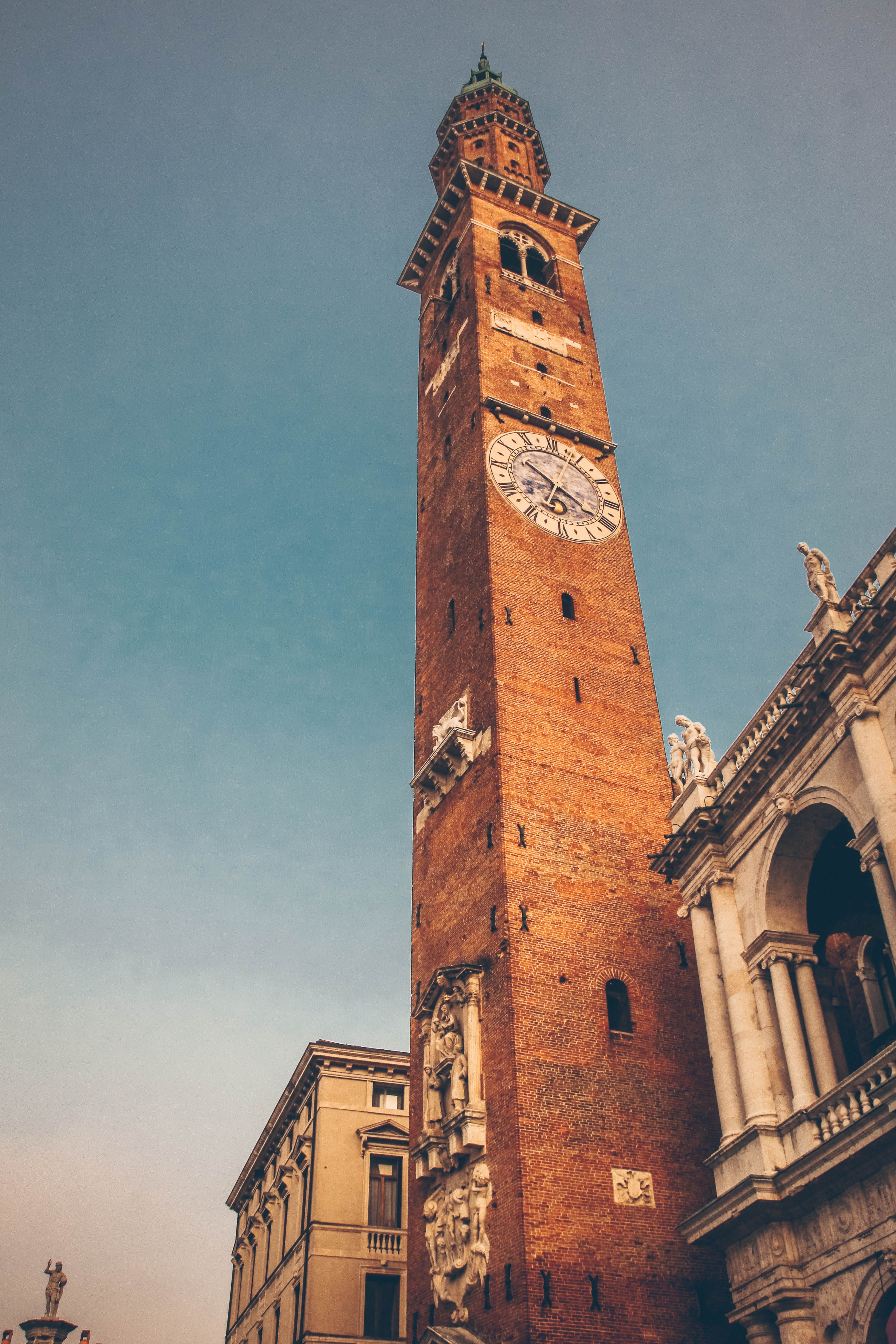 Италия часовой. Башня Торре Биссара. Часовая башня в Италии. Башня Португалия с колокольней. Часовая башня Италия в порту.