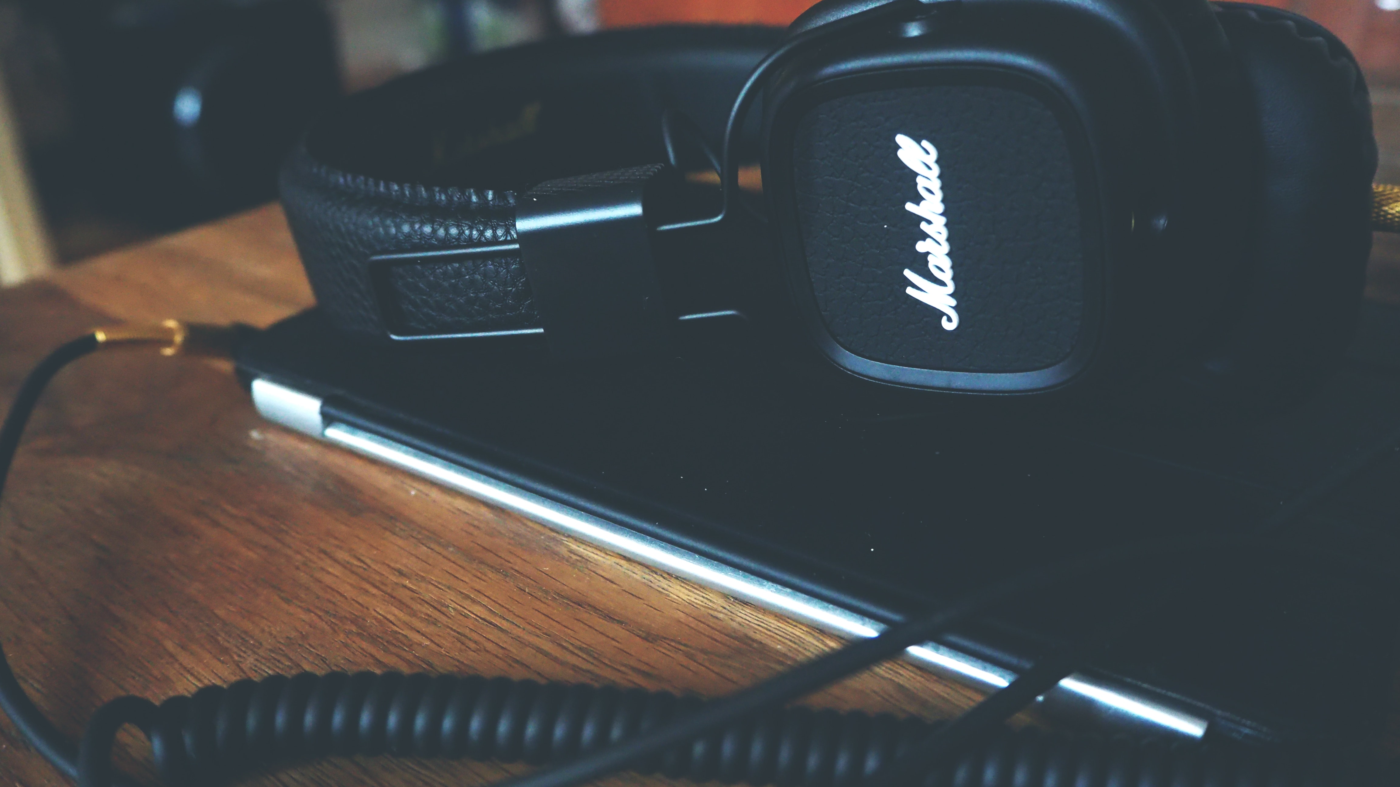 Close-up of HeadPhone, Action, Laptop, Wooden table top, Wireless, HQ Photo