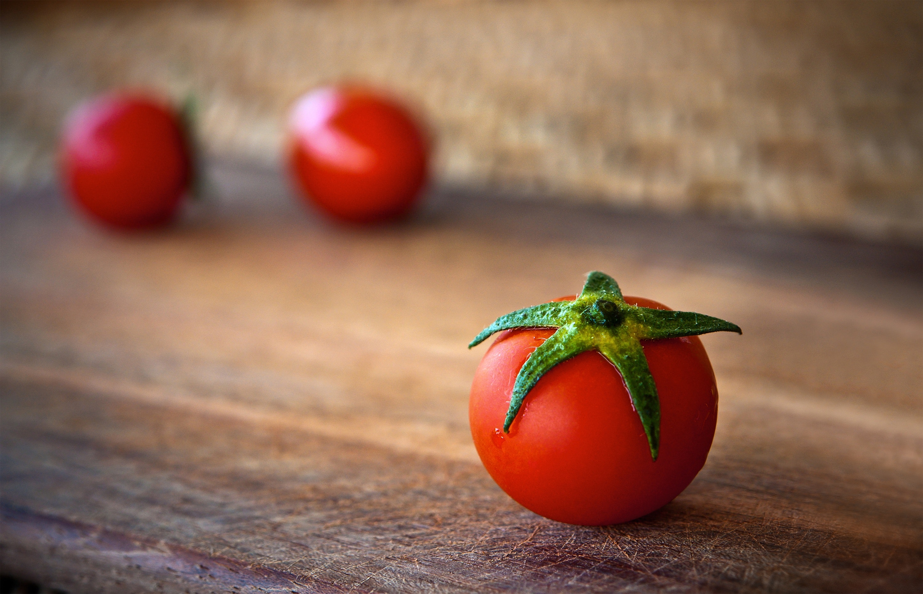 Close-up of Tomatoes on Wooden Table, Agriculture, Kitchen, Vegetable, Tomato, HQ Photo