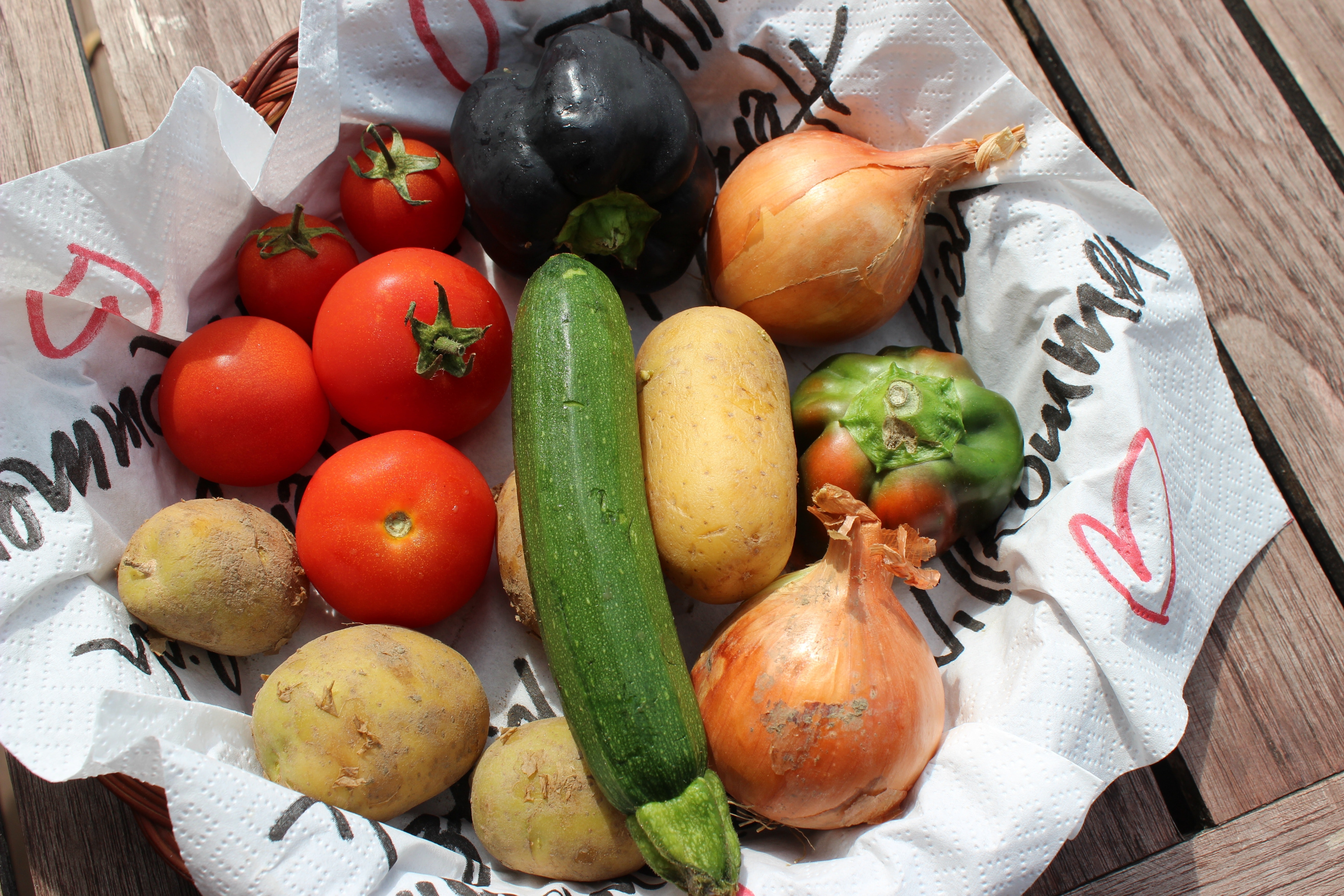 Какие овощи в мае. Овощи. Домашние овощи. Домашние ово. Домашние овощи и фрукты.