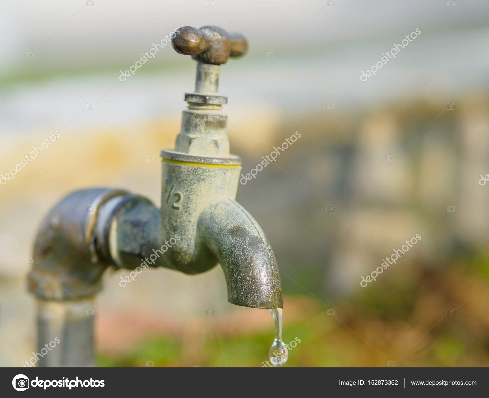 Close up old and grunge faucet and water drop, Water shortage ...