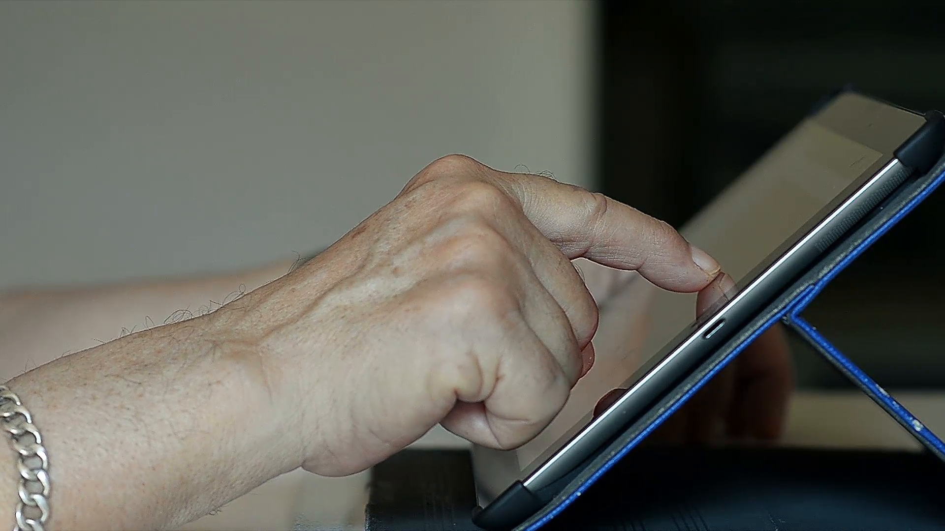 Closeup Old Hands of the Elderly Person Using a IPad at Home Stock ...
