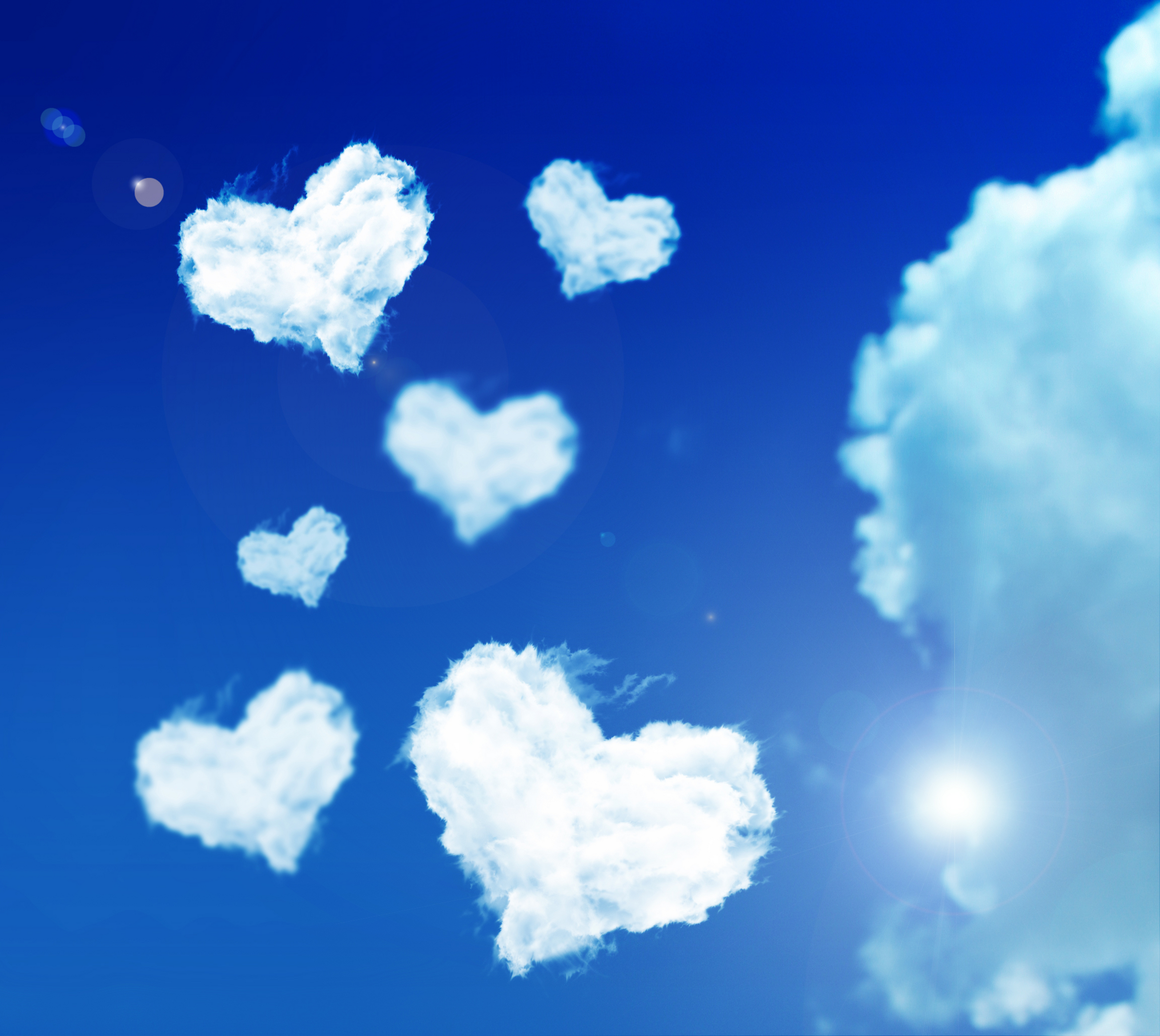 Облако в виде сердца на голубом фоне