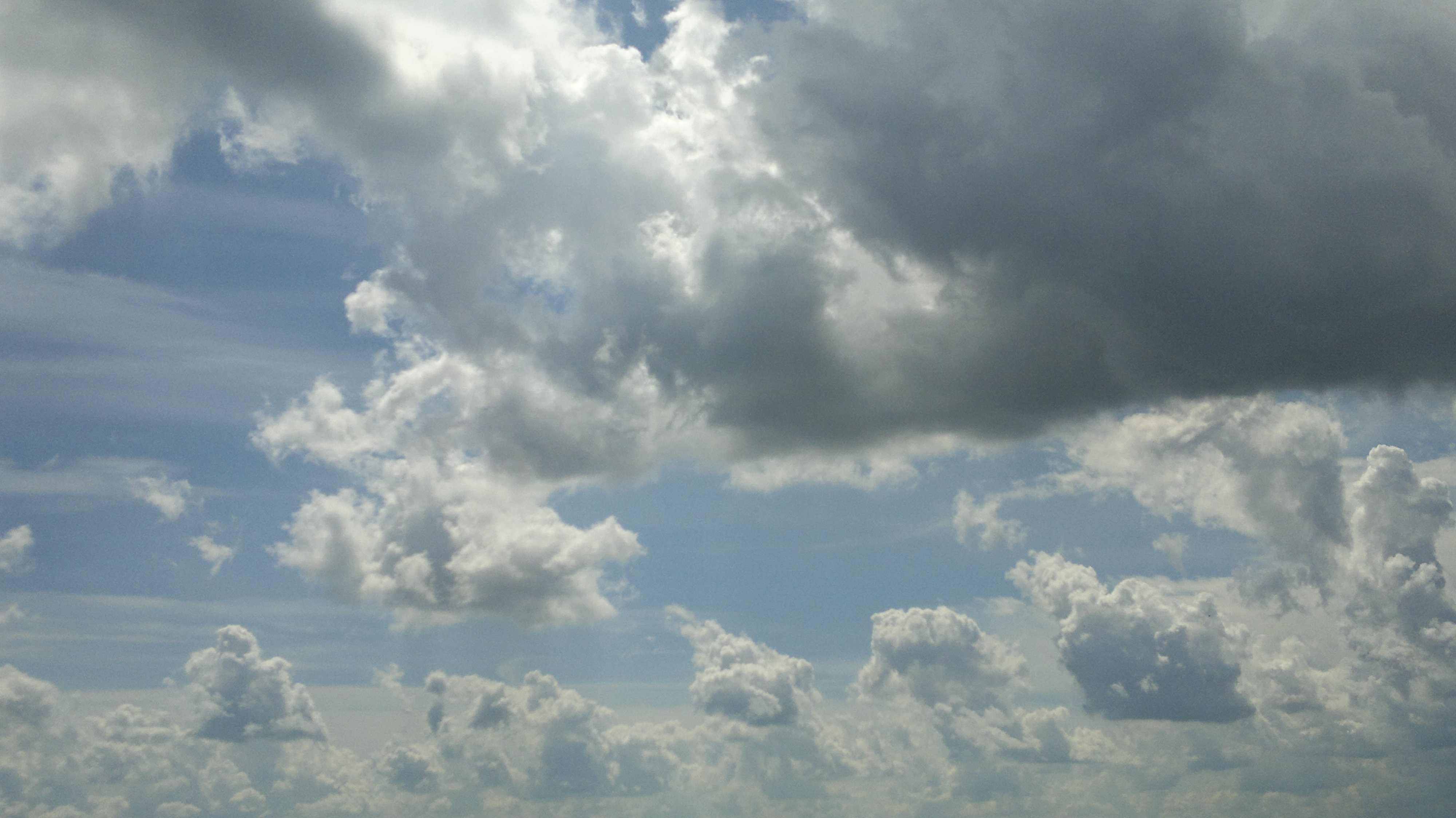 File:Cloudy sky over Bergamo.jpg - Wikimedia Commons