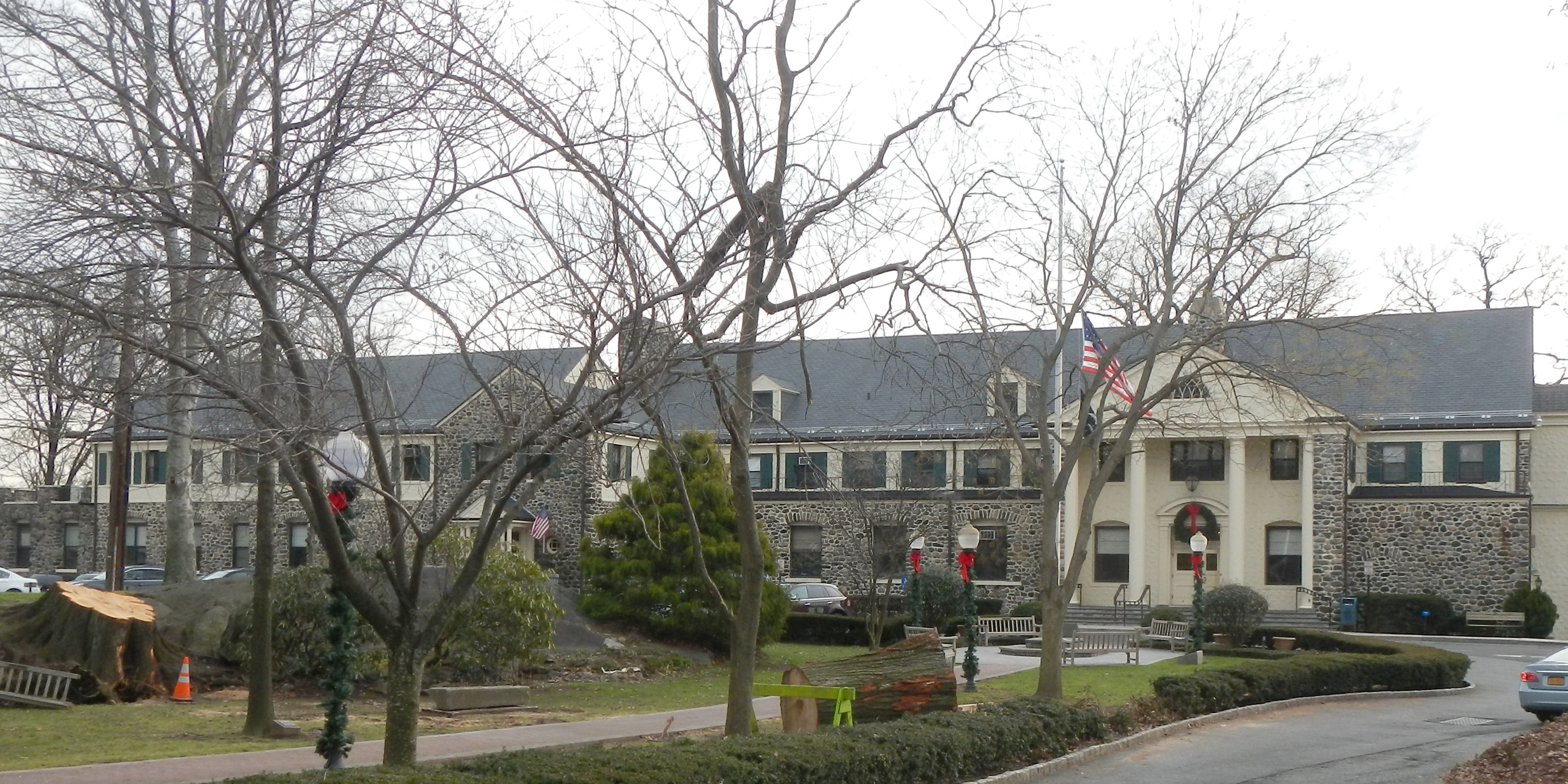 File:Eastchester Town Hall cloudy jeh.jpg - Wikimedia Commons