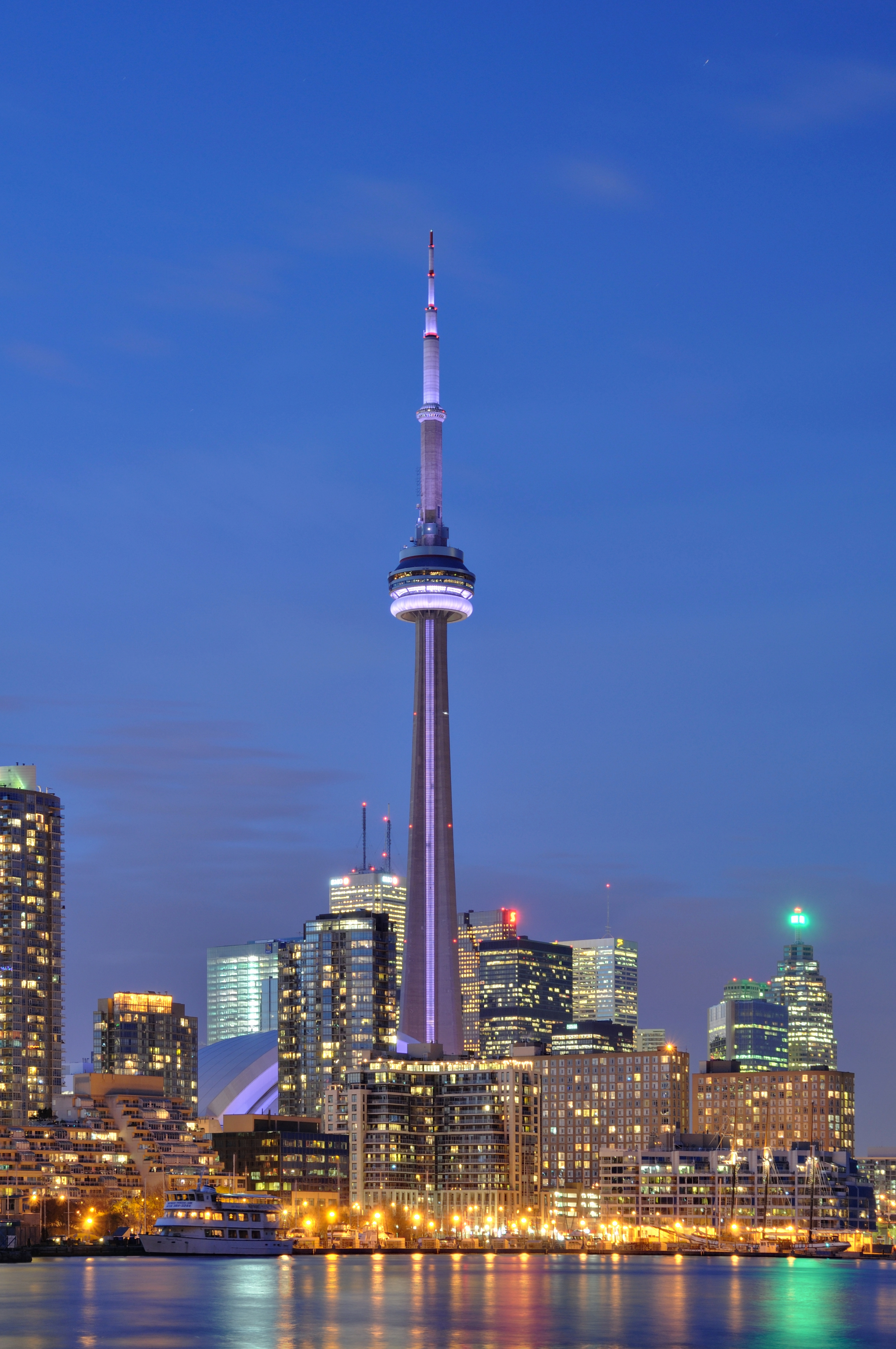 File:Toronto - ON - CN Tower bei Nacht2.jpg - Wikimedia Commons