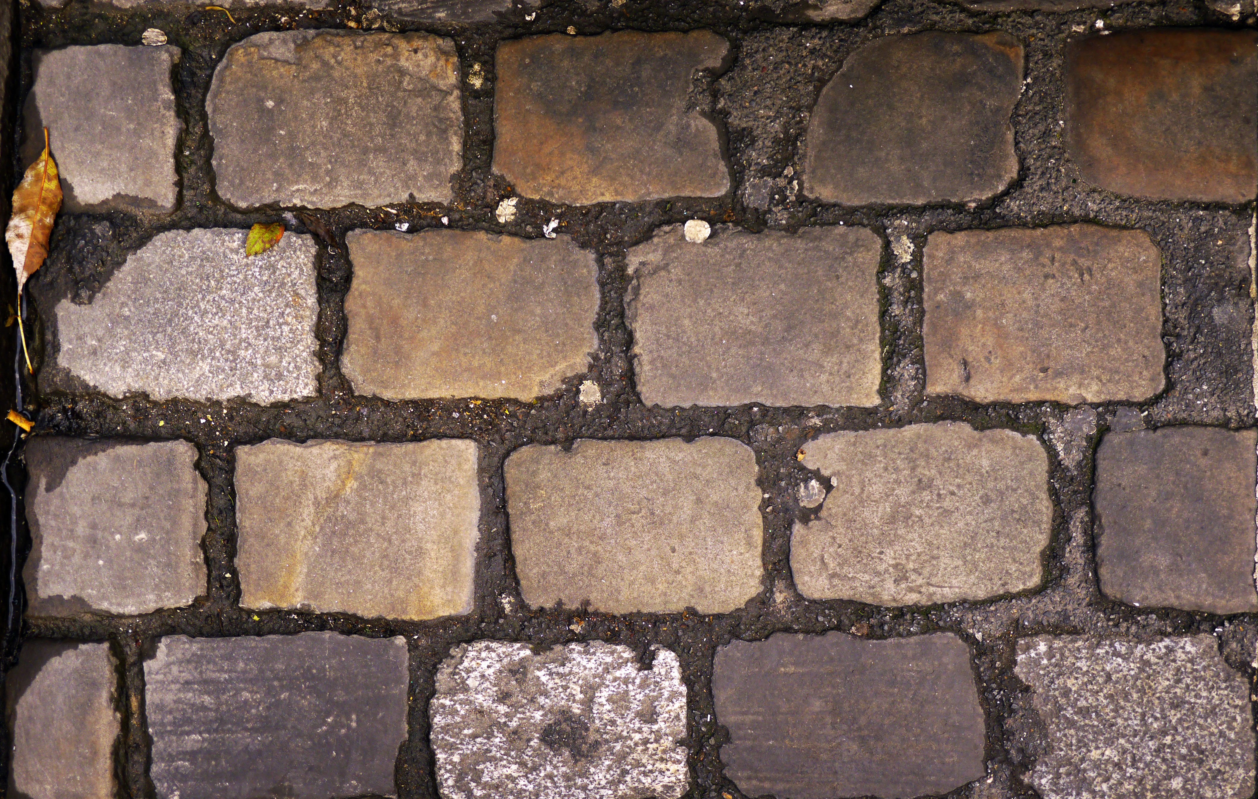 File:Montmartre Cobblestones 2.jpg - Wikimedia Commons