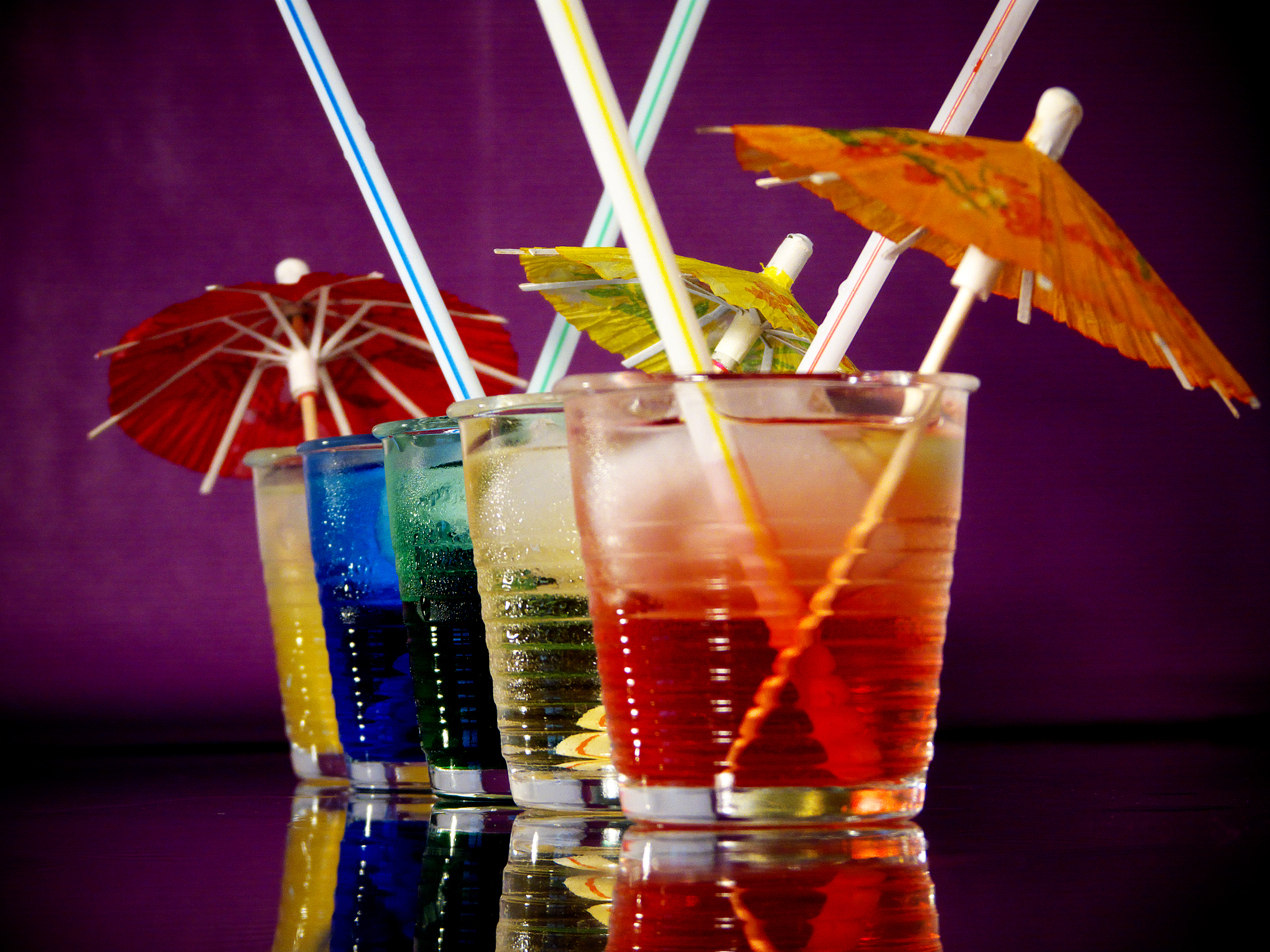 File:Cocktails mit Schirmchen.jpg - Wikimedia Commons