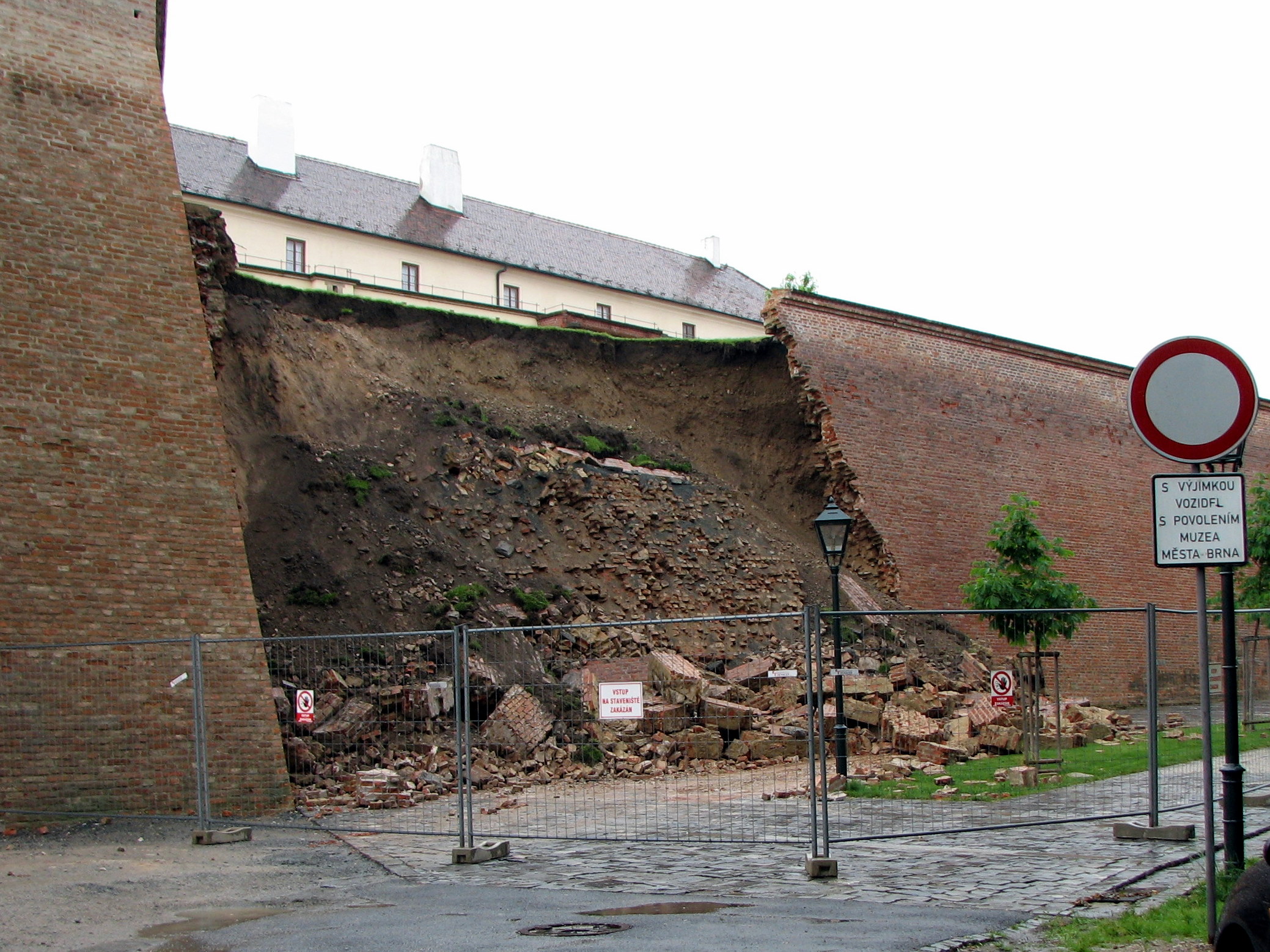 File:Špilberk, collapsed wall (2).jpeg - Wikimedia Commons