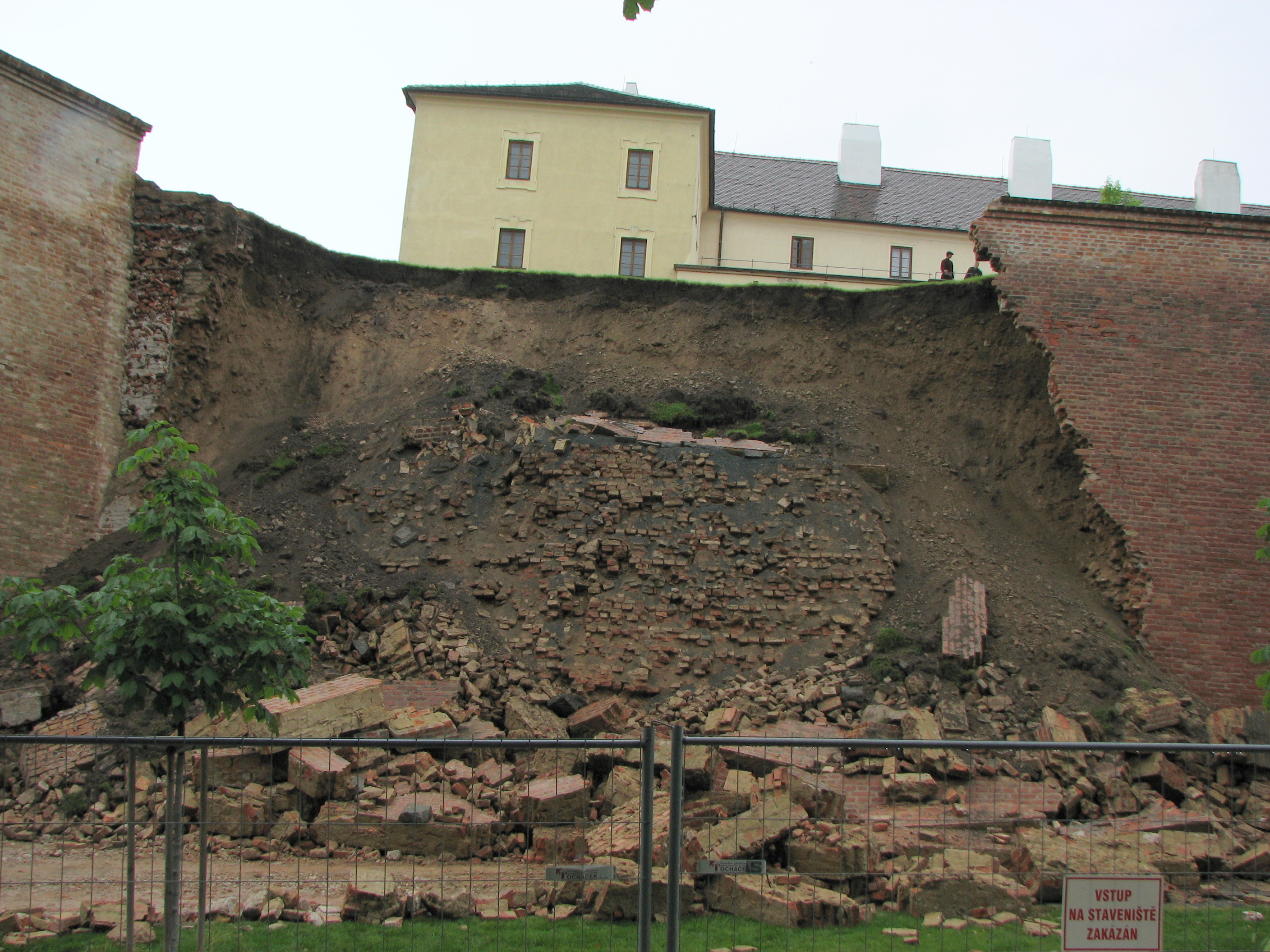 File:Špilberk, collapsed wall (3).jpeg - Wikimedia Commons