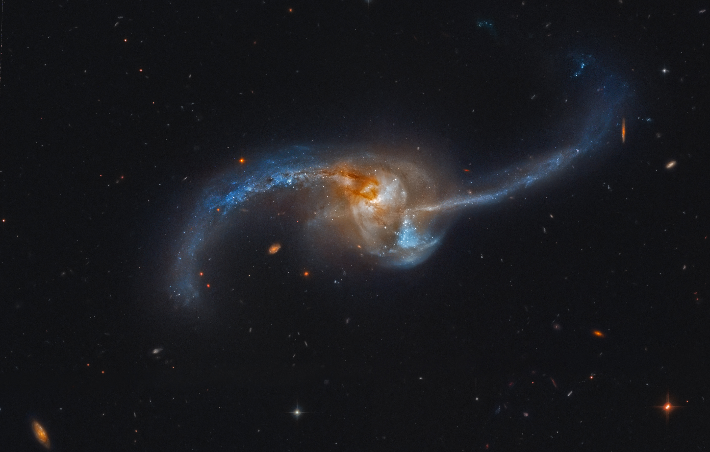 Hubble image NGC 2623: Cosmic train wreck of two colliding spiral ...