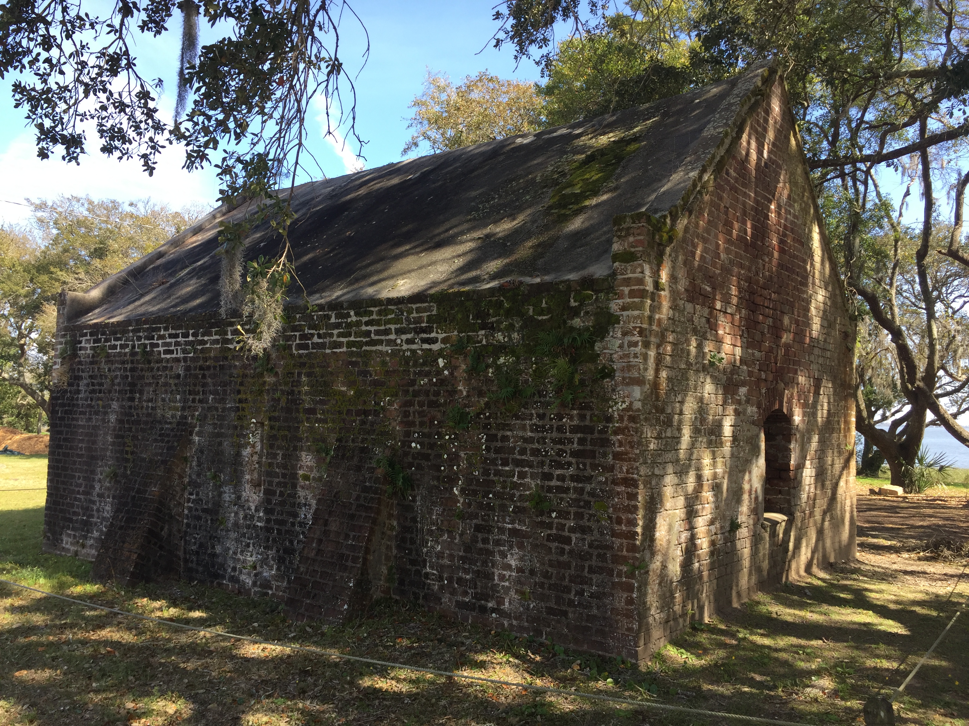 File:Fort Johnson - colonial outbuilding - back corner.JPG ...