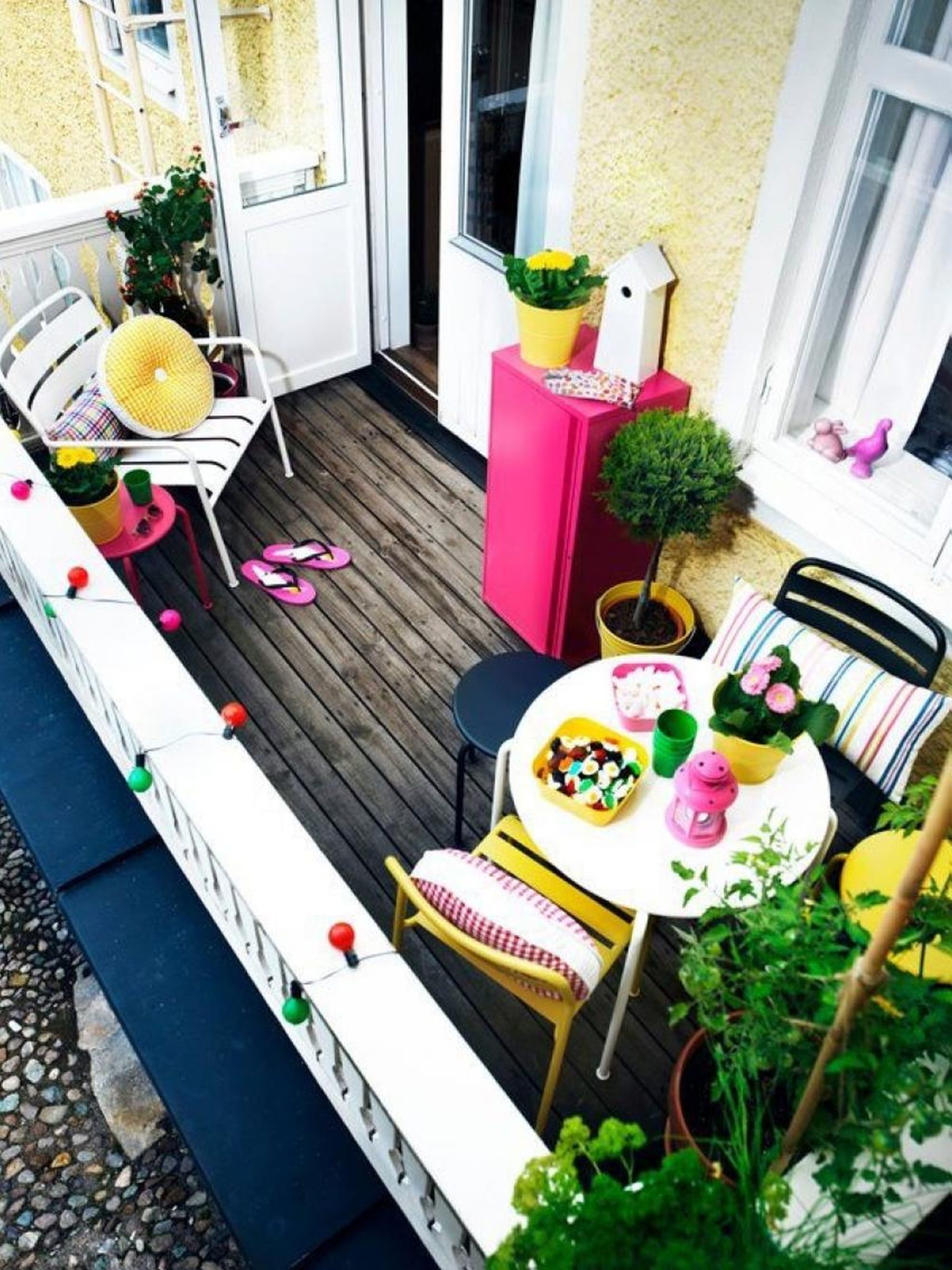 Small and Stylish: Tiny Balconies That Utilize the Power of Color