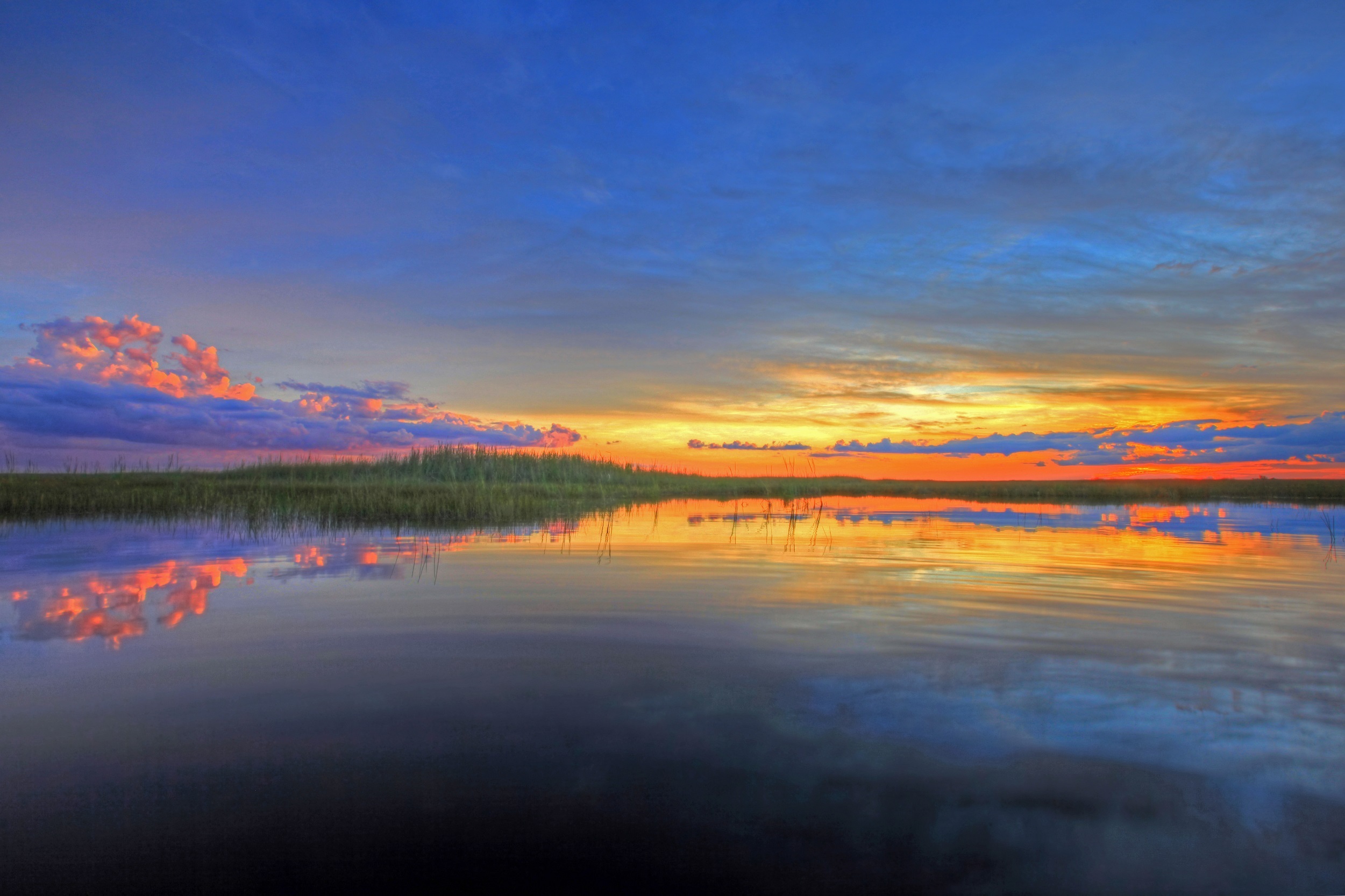 Lake colour. Отражение солнца в воде. Отражение цветов в воде. Оранжевый вечер. Облака во Флориде.